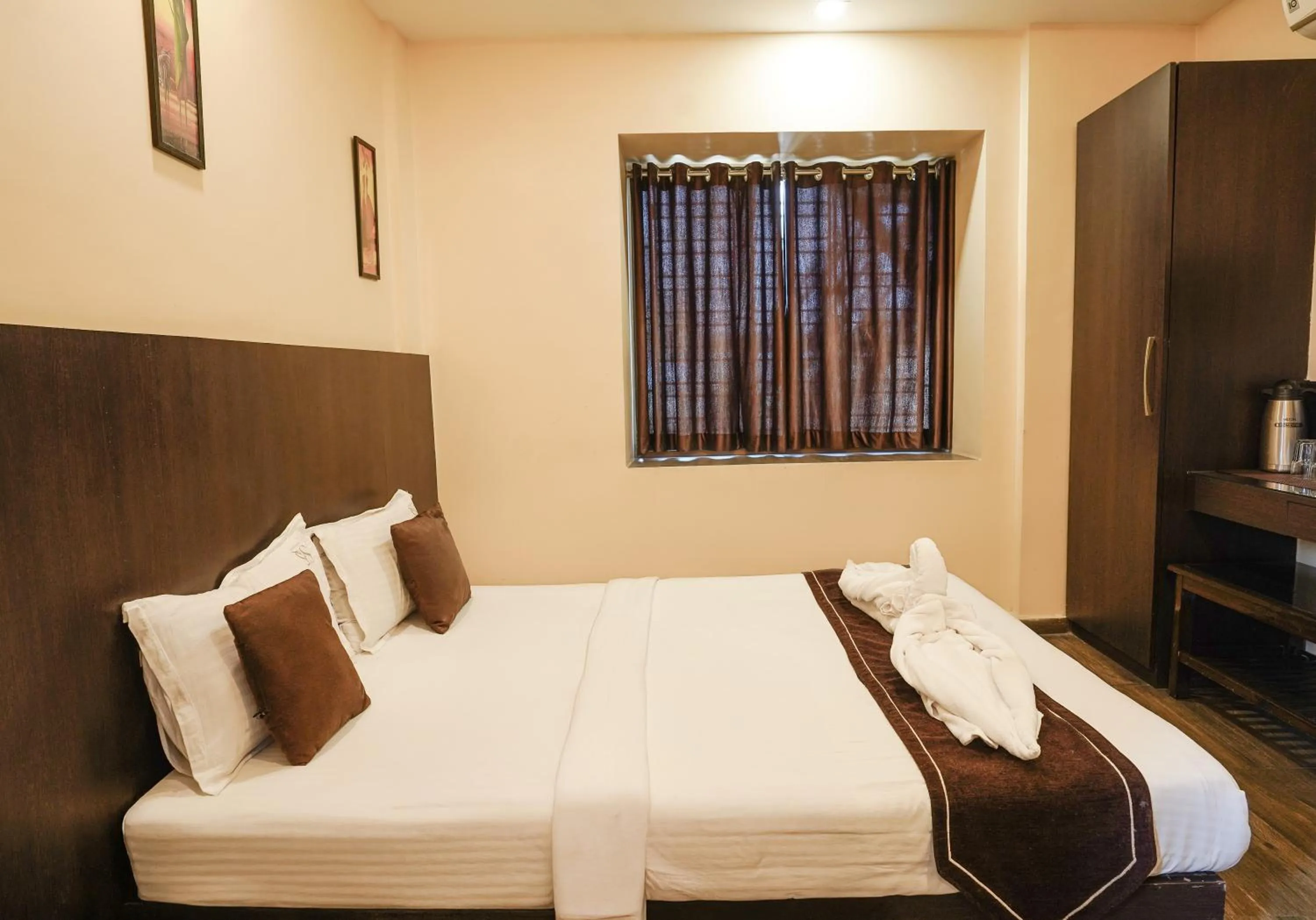 Bed in Hotel Sheldon International Near Science City