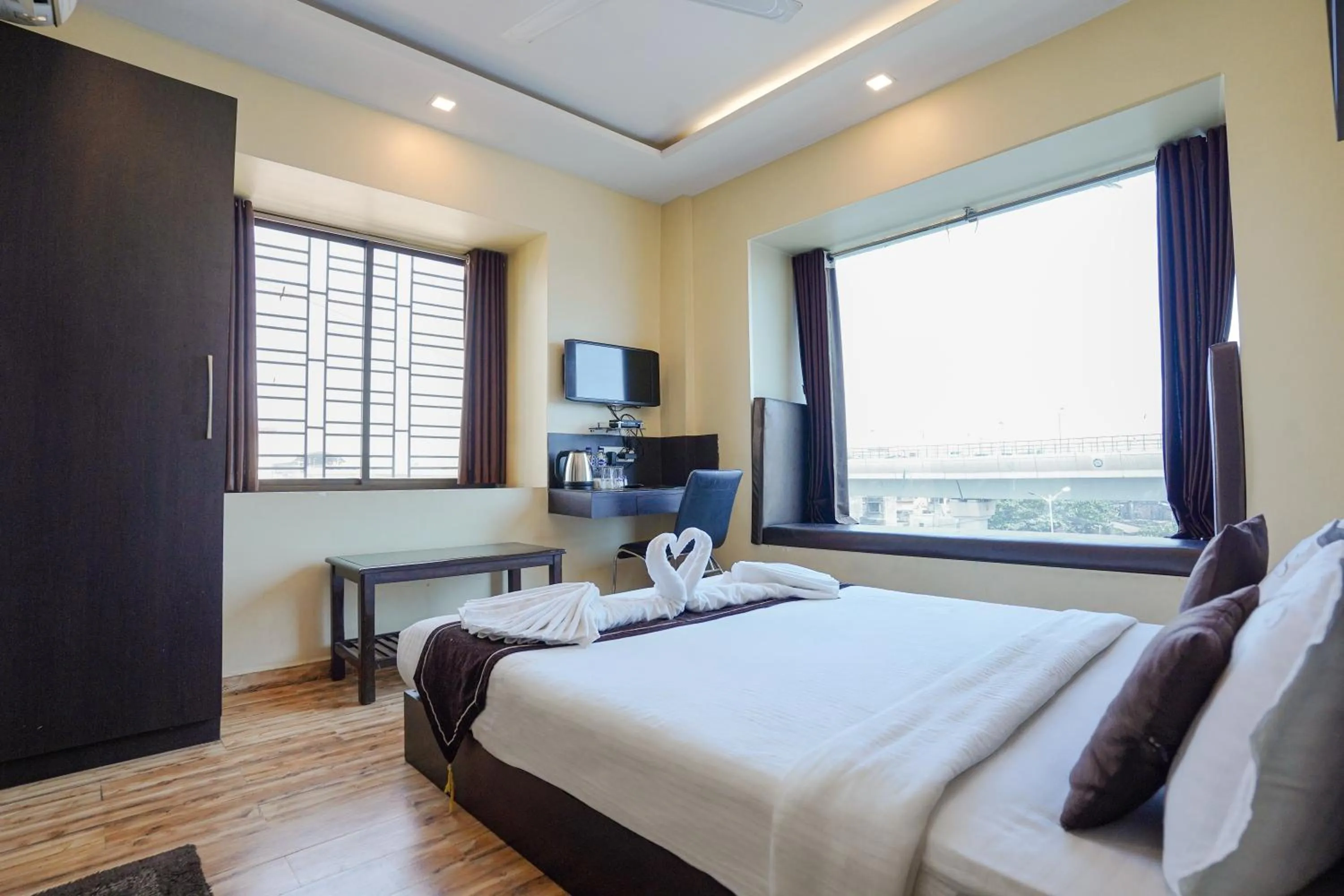 Bed in Hotel Sheldon International Near Science City