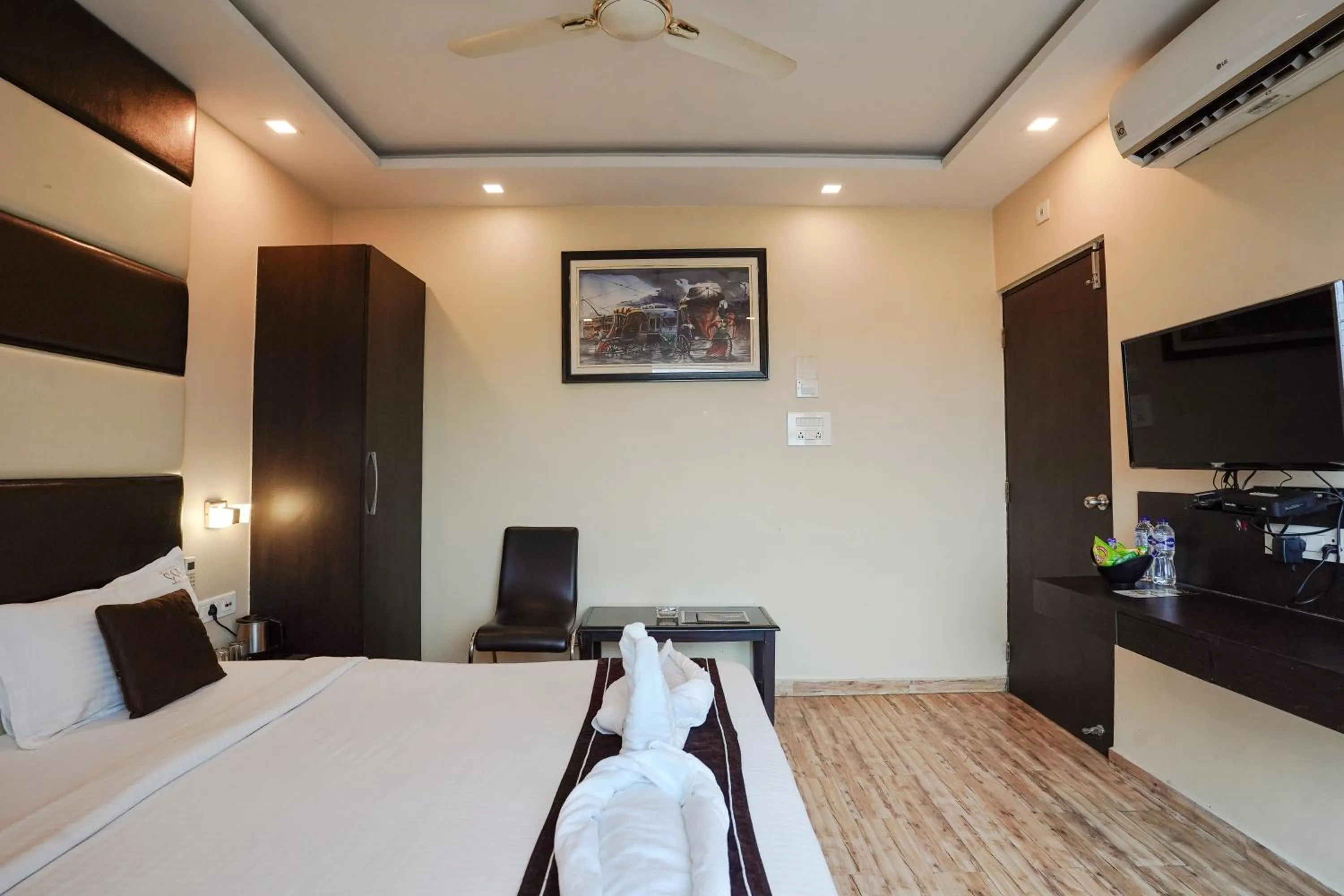 Bed in Hotel Sheldon International Near Science City