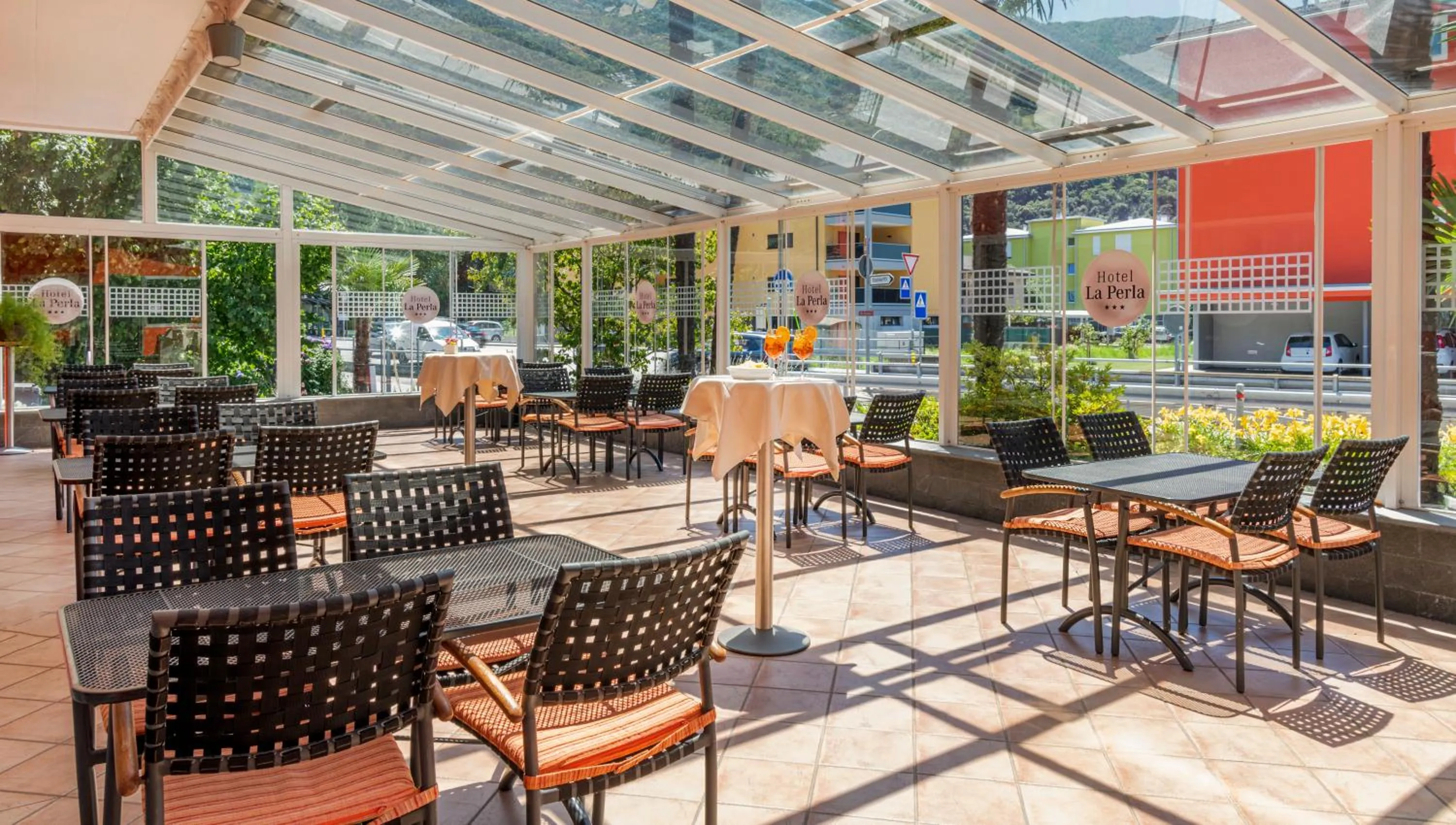 Restaurant/places to eat in Hotel La Perla