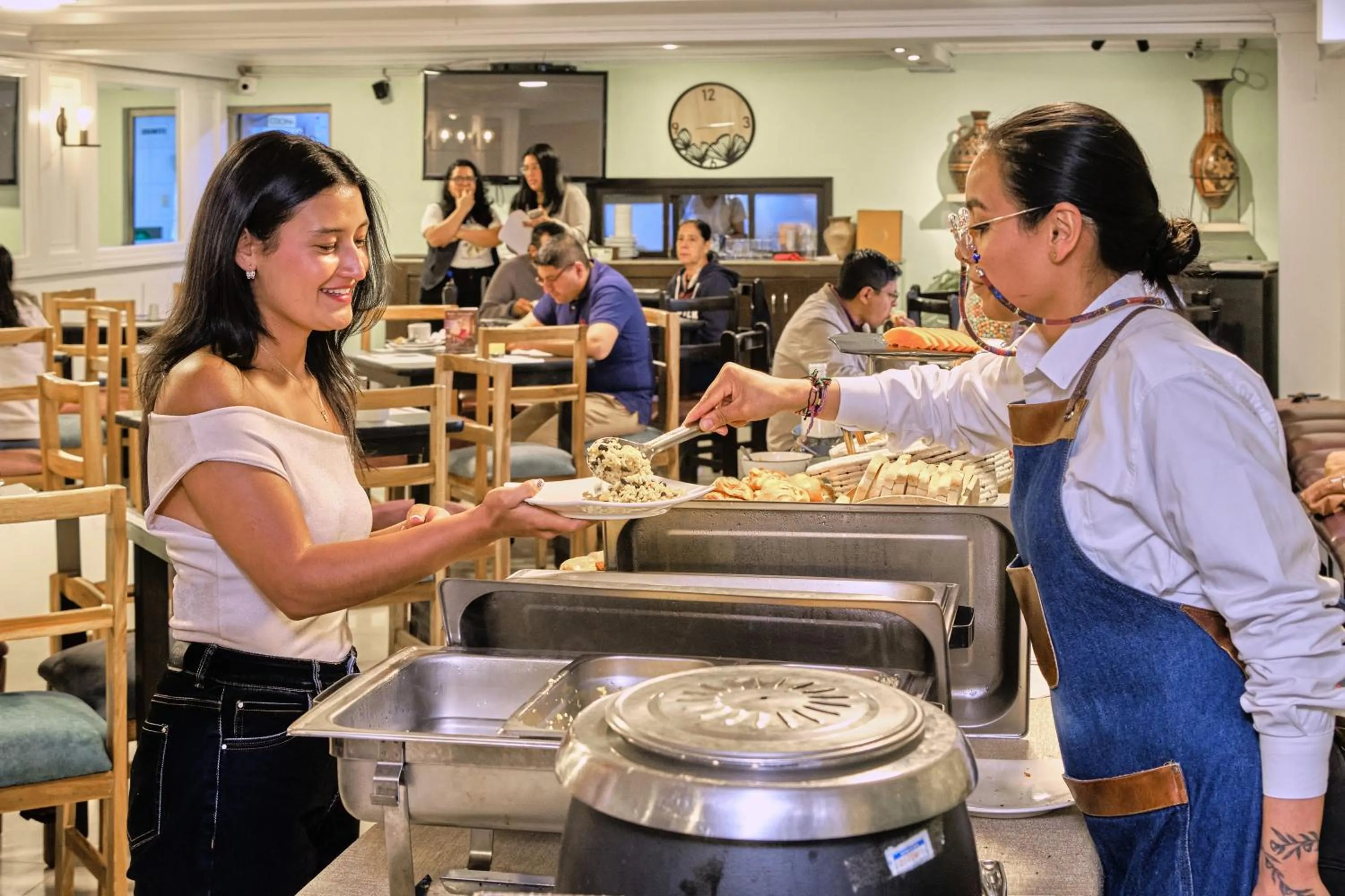 Restaurant/places to eat in Hotel Virrey Central