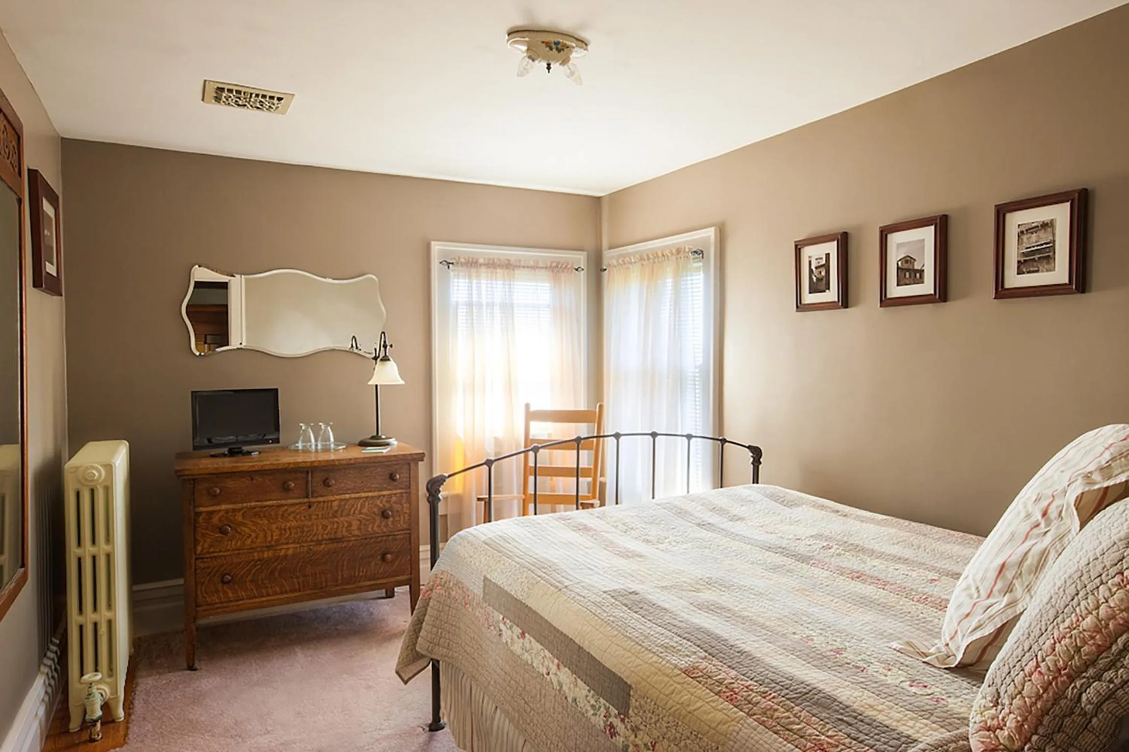 Photo of the whole room, Bed in Market Street Inn