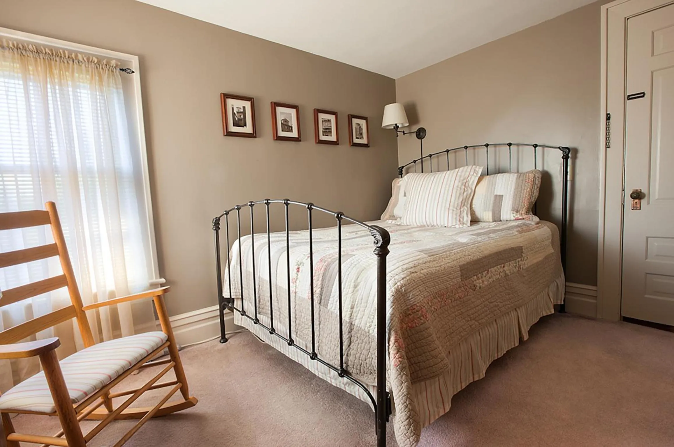 Seating area, Bed in Market Street Inn