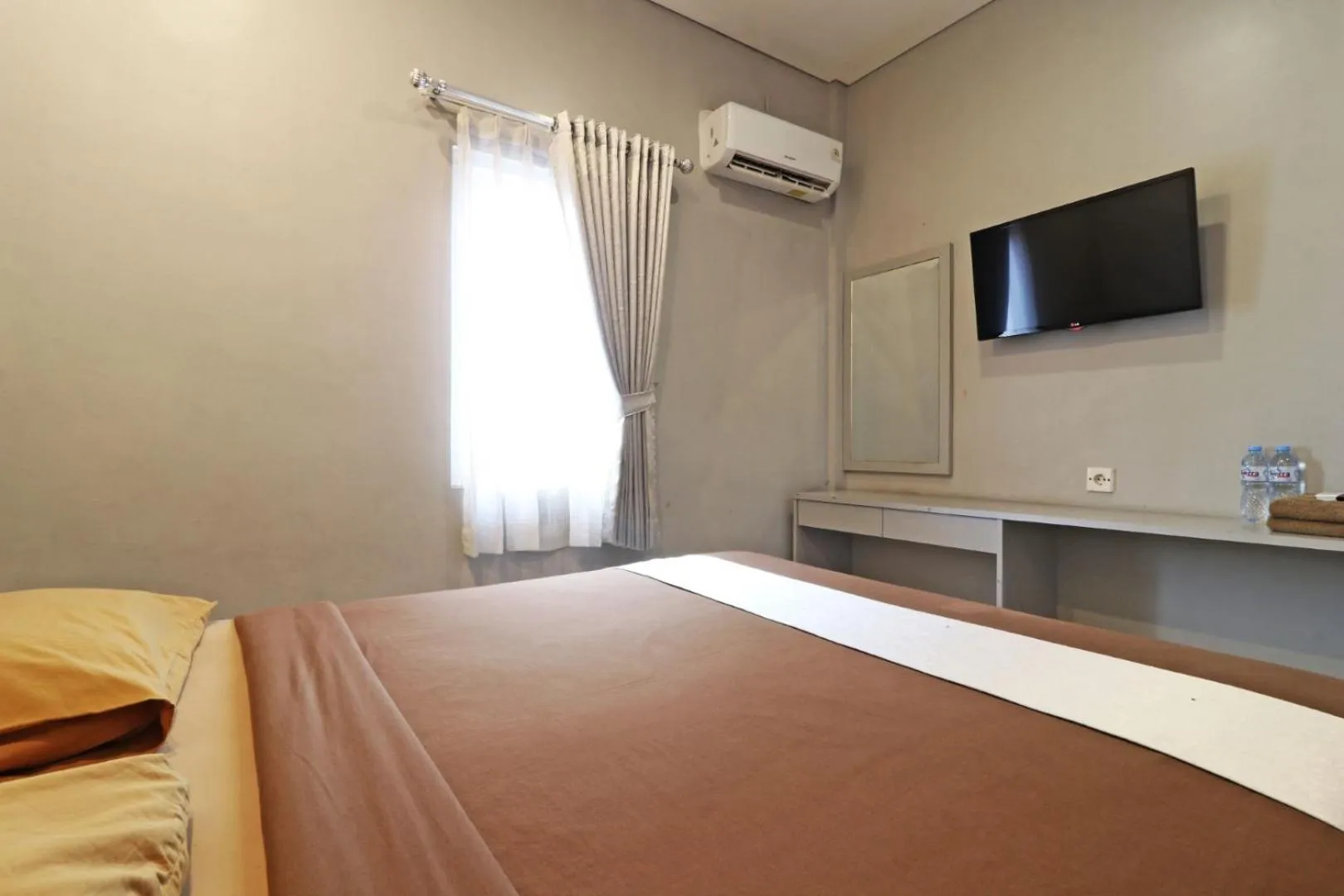 Bedroom, TV/Entertainment Center in Eve Hotel