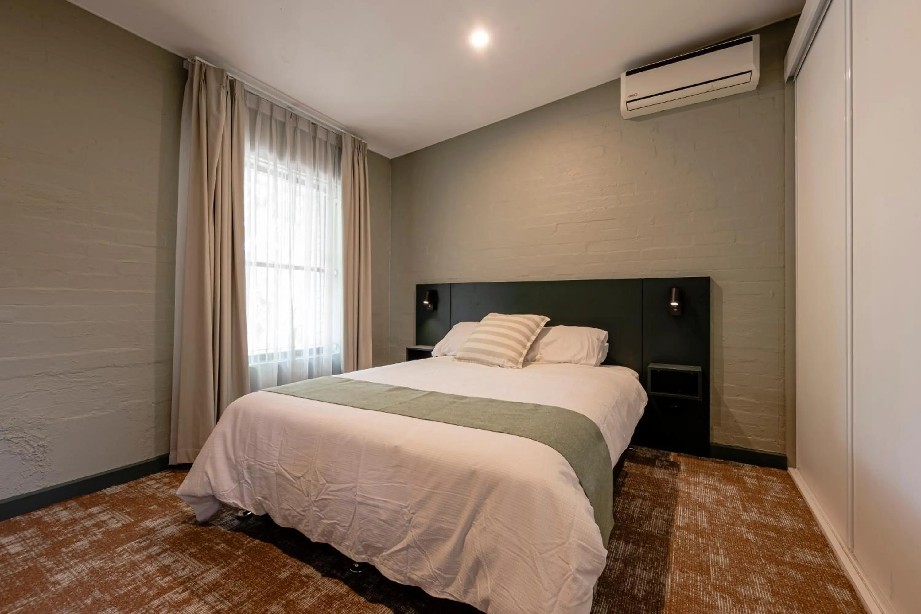 Bedroom, Bed in Everton Park Hotel