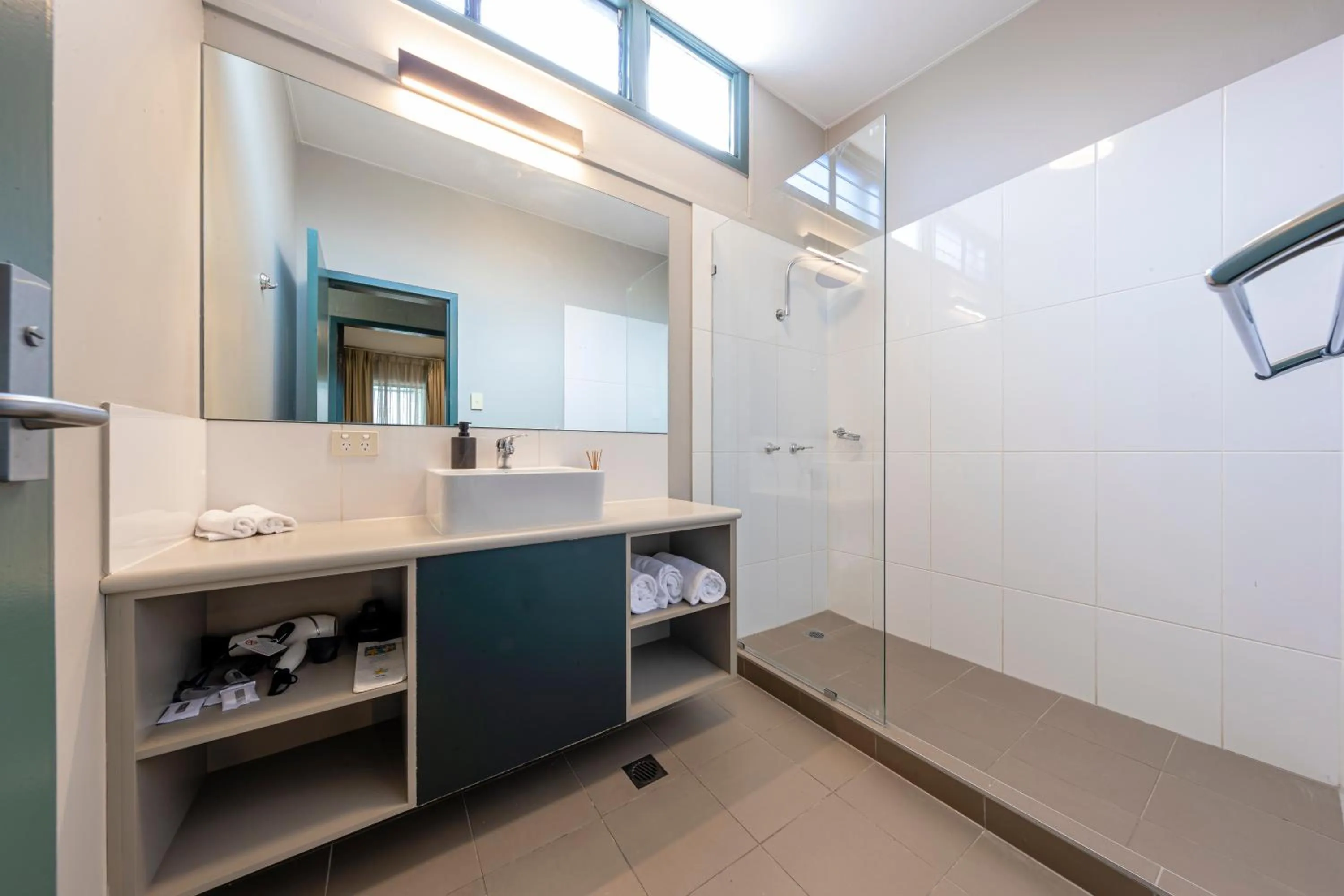 Bathroom in Everton Park Hotel