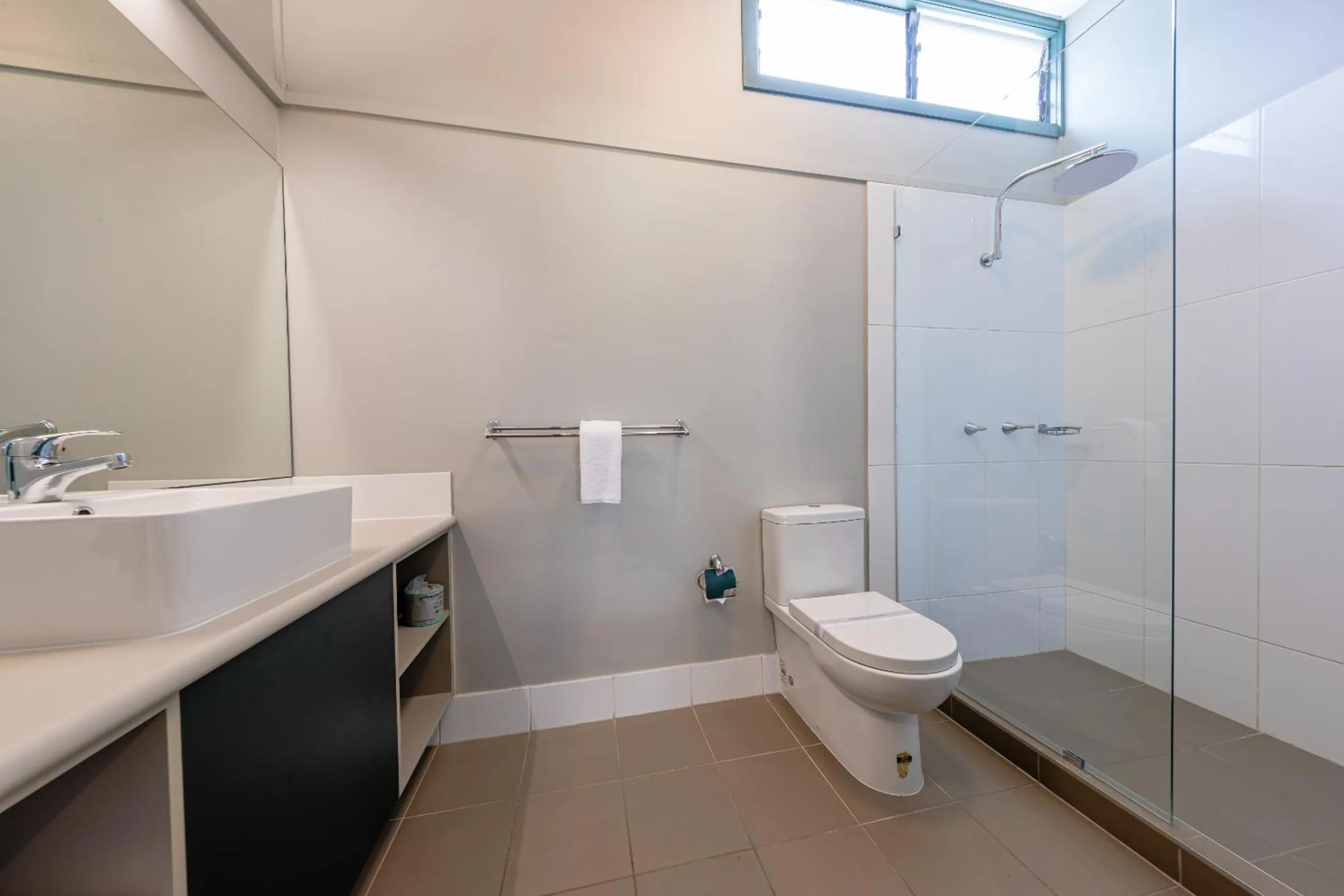 Shower in Everton Park Hotel