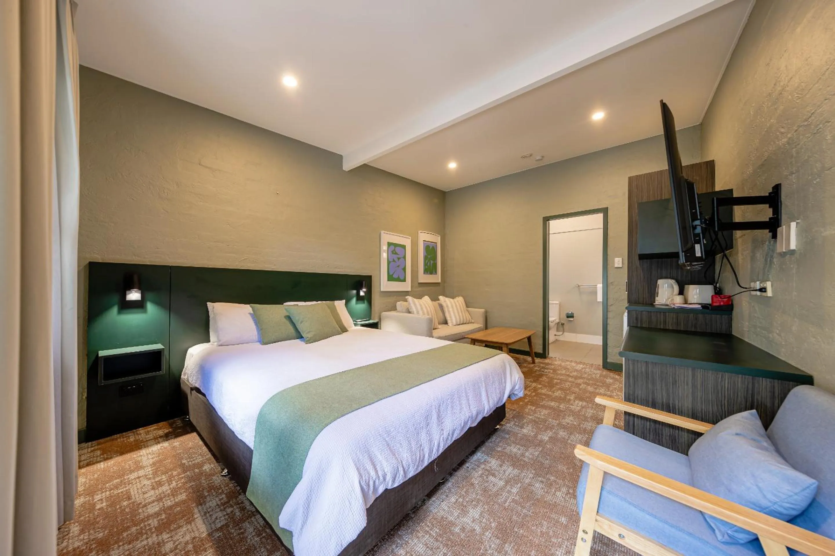 Bed in Everton Park Hotel