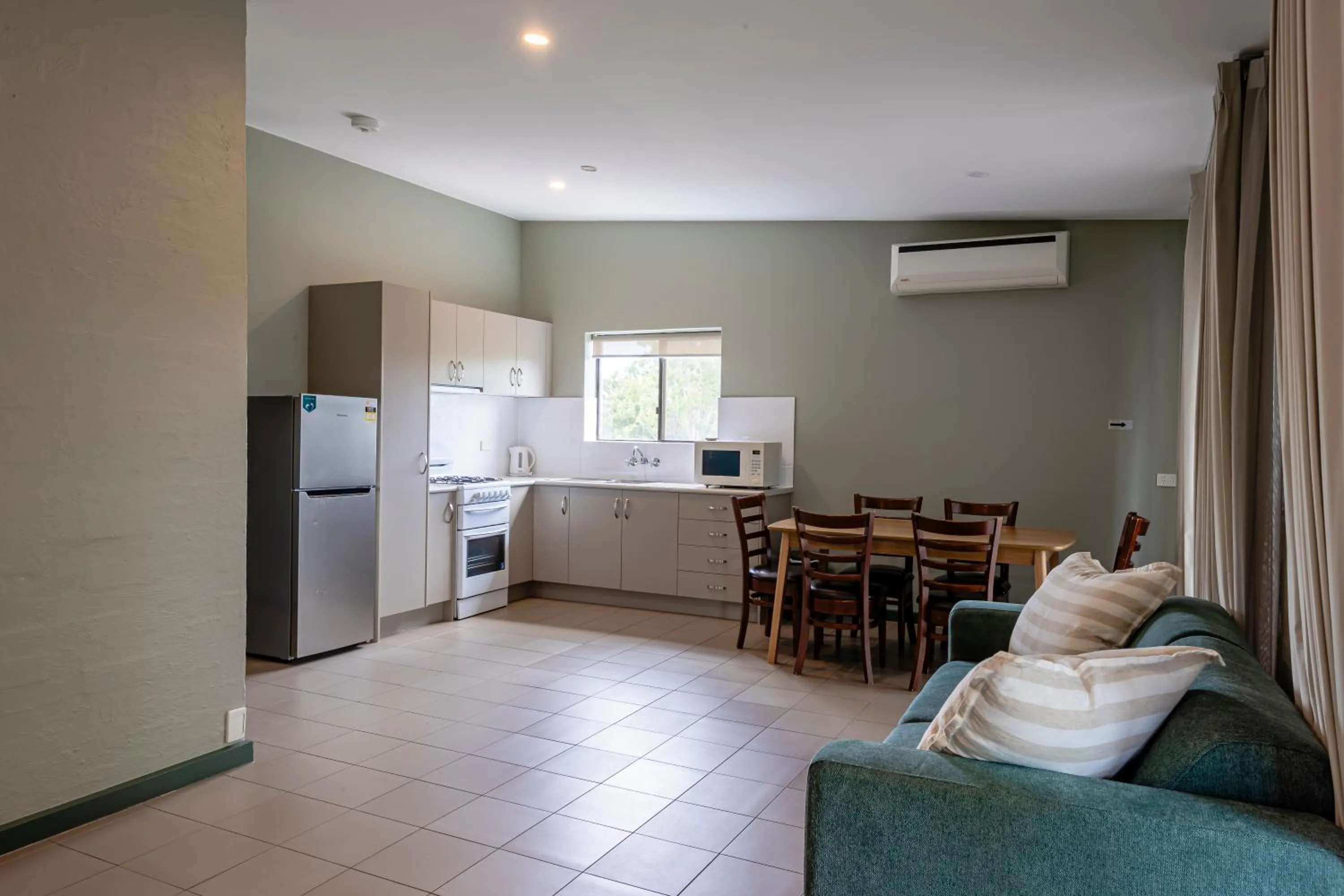 Kitchen or kitchenette in Everton Park Hotel