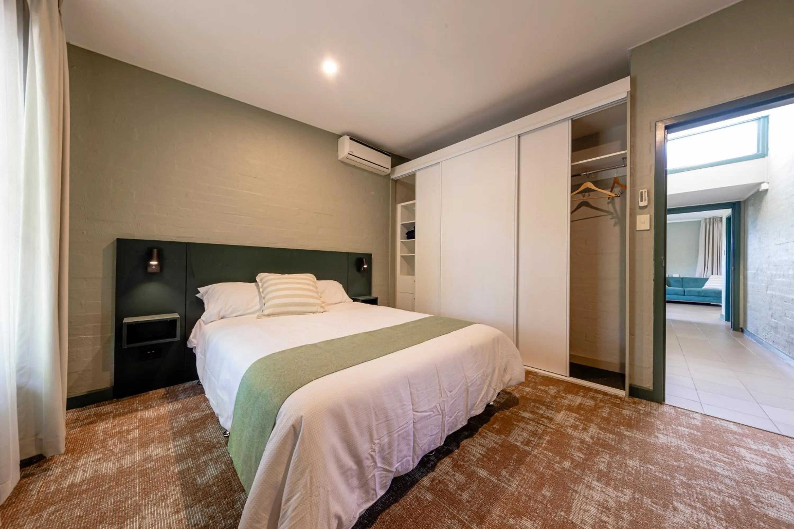 Bedroom, Bed in Everton Park Hotel