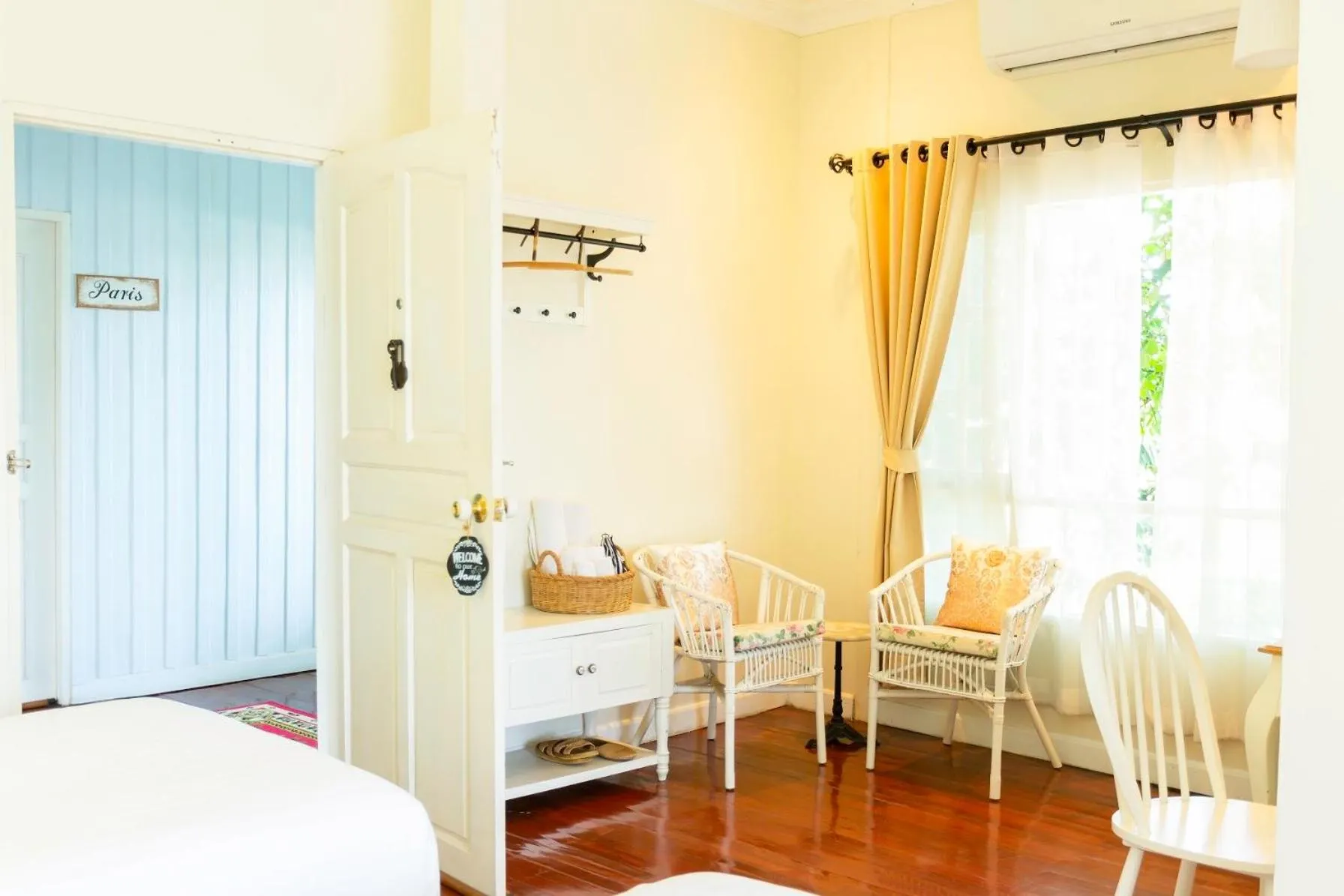 Living room, Bed in Nai Suan Bed and Breakfast