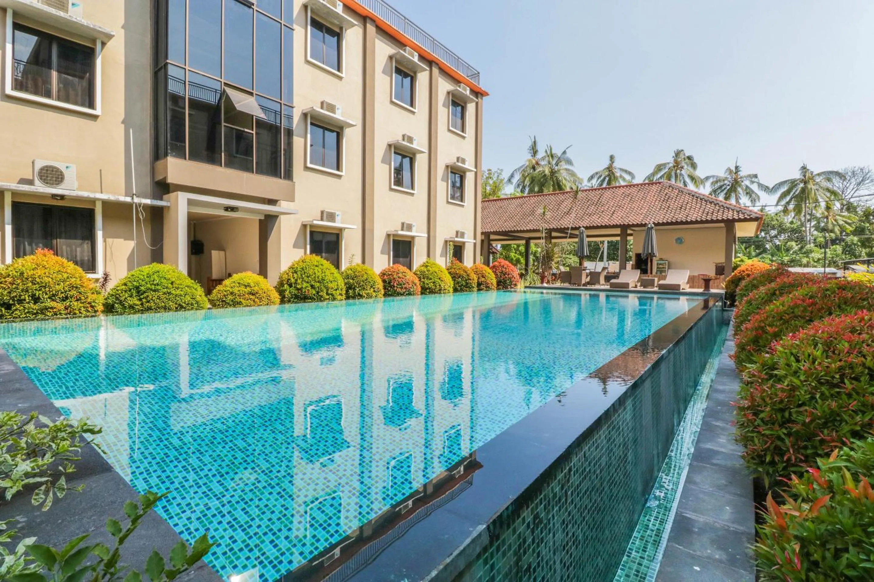 Swimming pool in Grand Senggigi Hotel