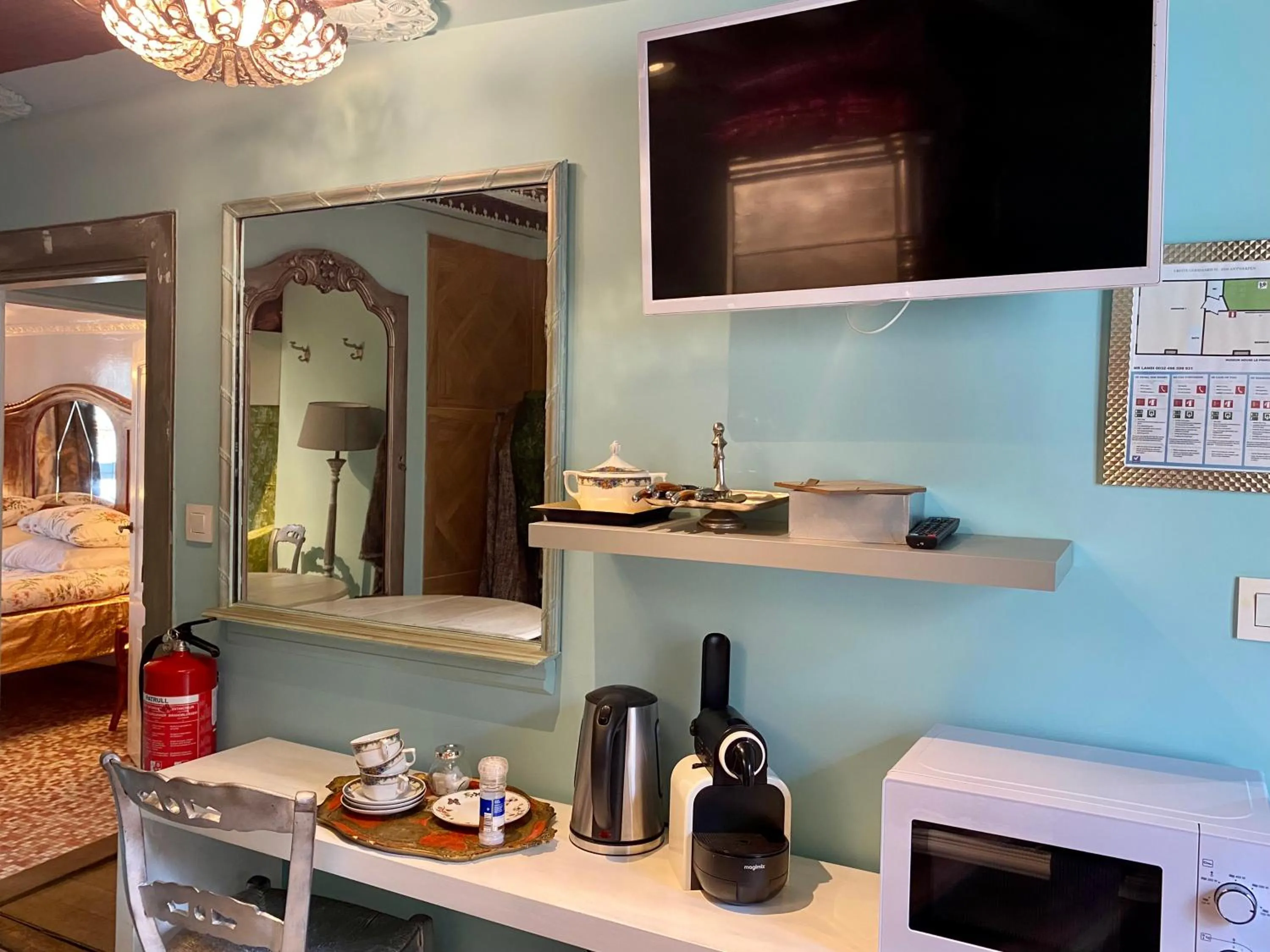 Communal lounge/ TV room in House Le Prince D'Anvers