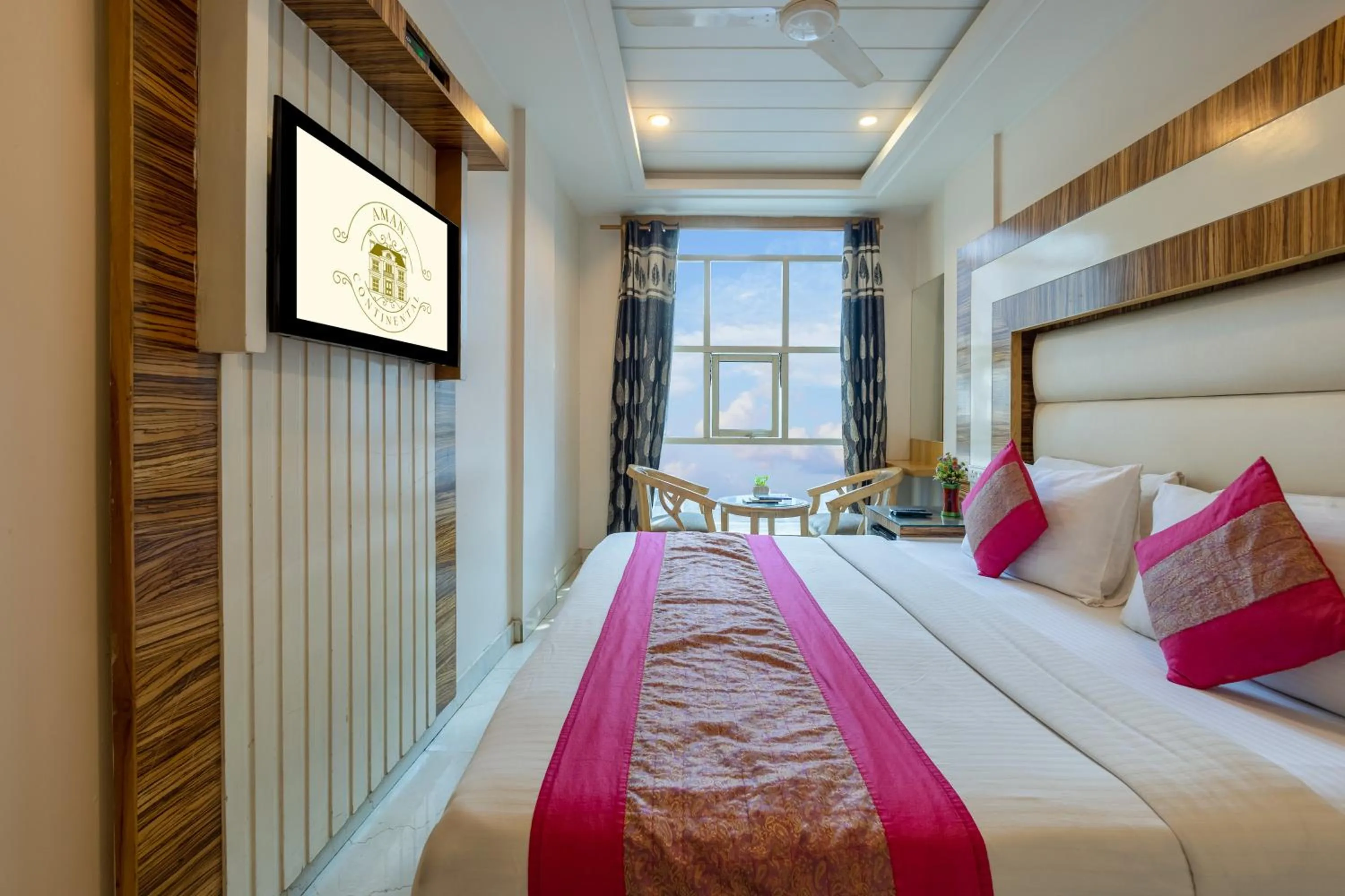 Bed in Aman Continental With Restaurant - 5Mins from Connaught Place ,Railway Station & Metro
