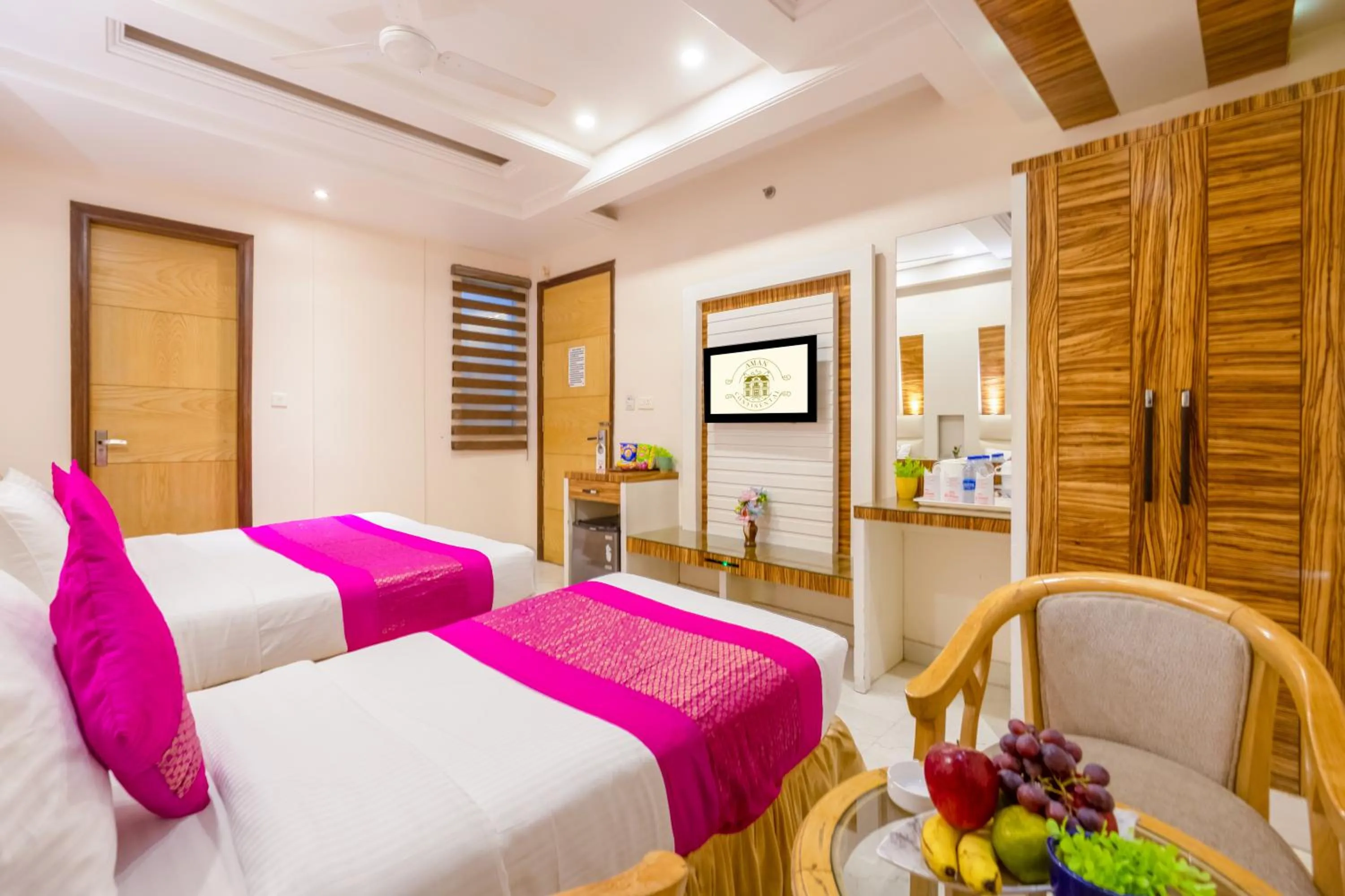 Bed in Aman Continental With Restaurant - 5Mins from Connaught Place ,Railway Station & Metro