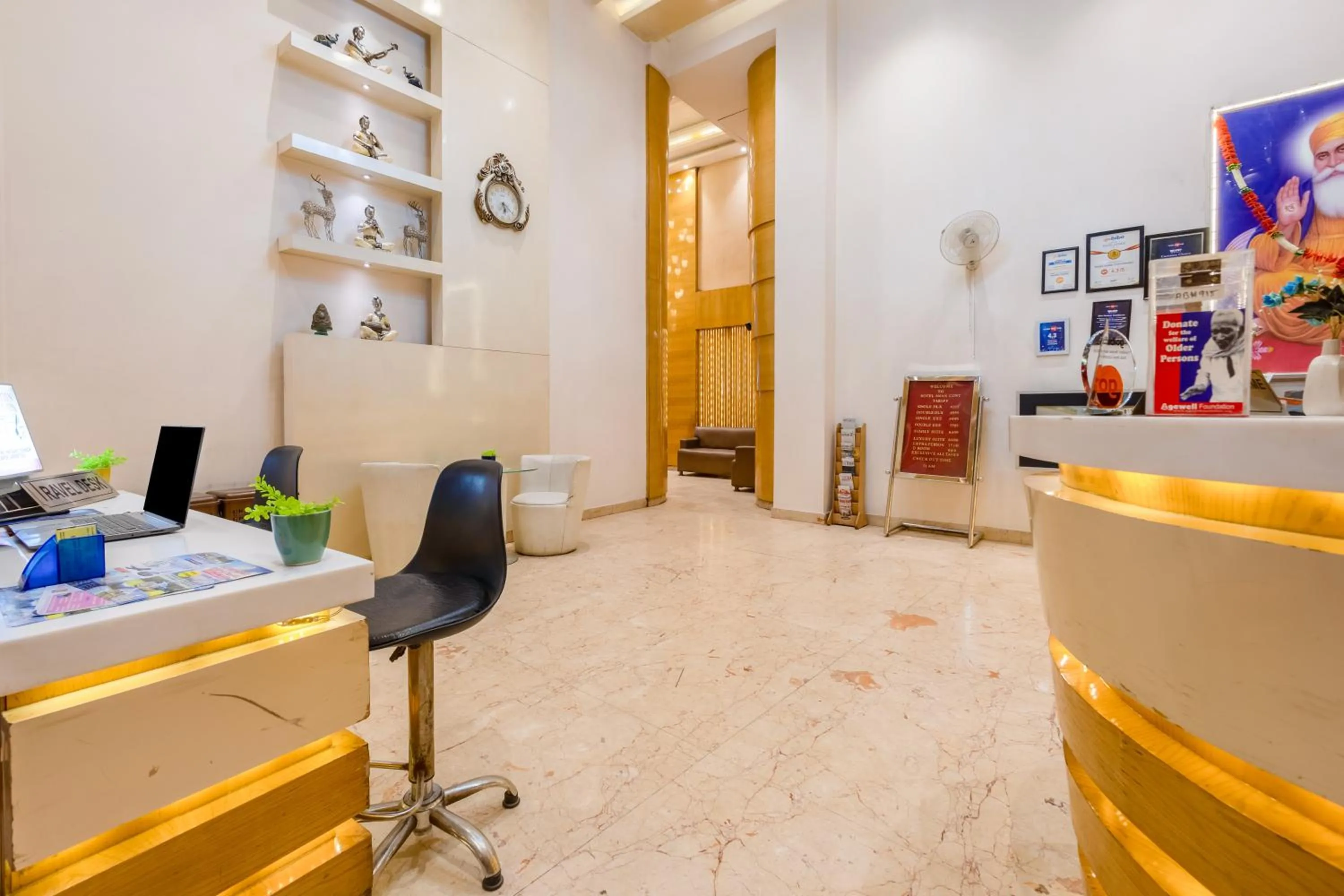 Lobby or reception in Aman Continental With Restaurant - 5Mins from Connaught Place ,Railway Station & Metro