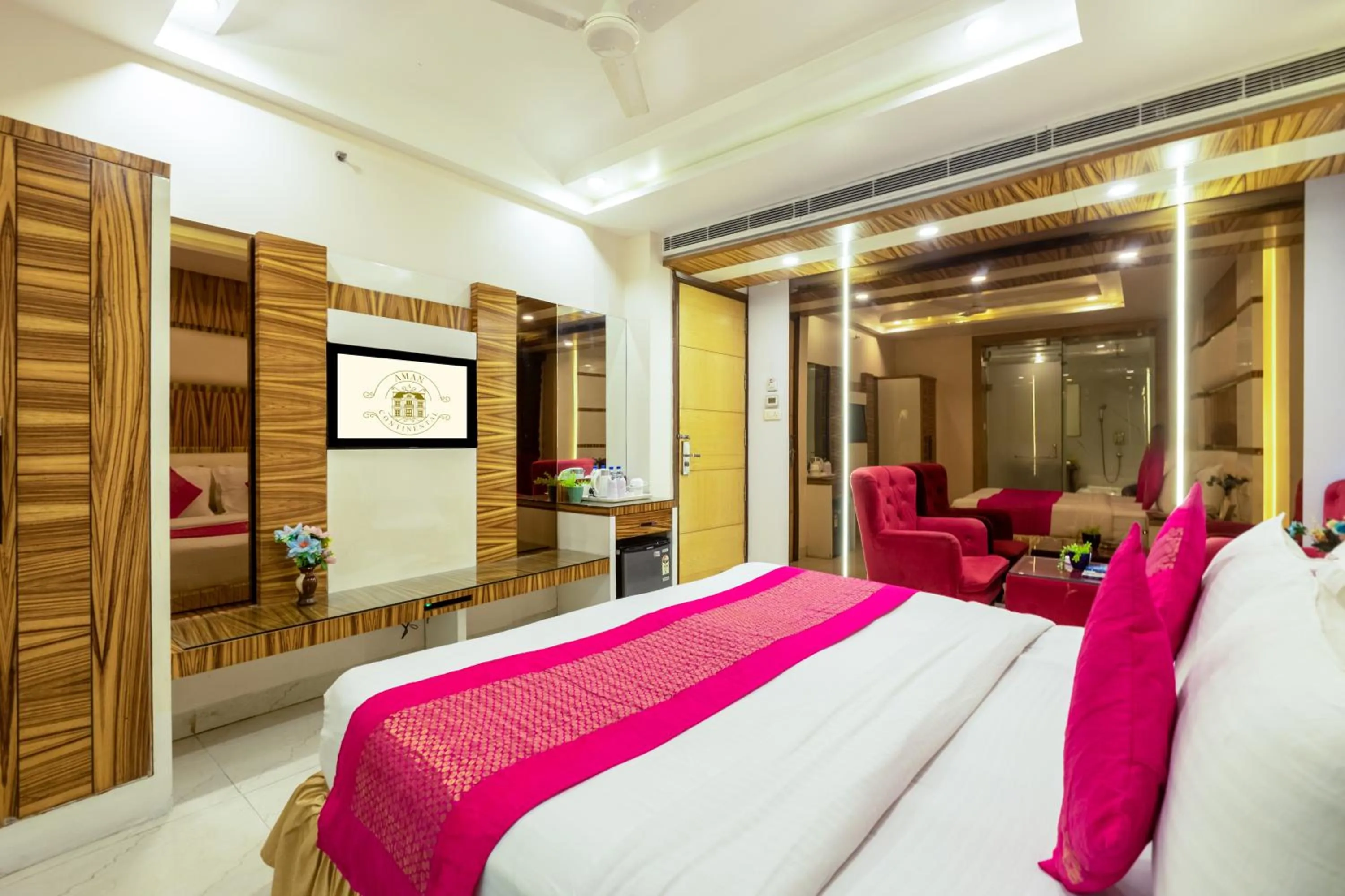 Bed in Aman Continental With Restaurant - 5Mins from Connaught Place ,Railway Station & Metro