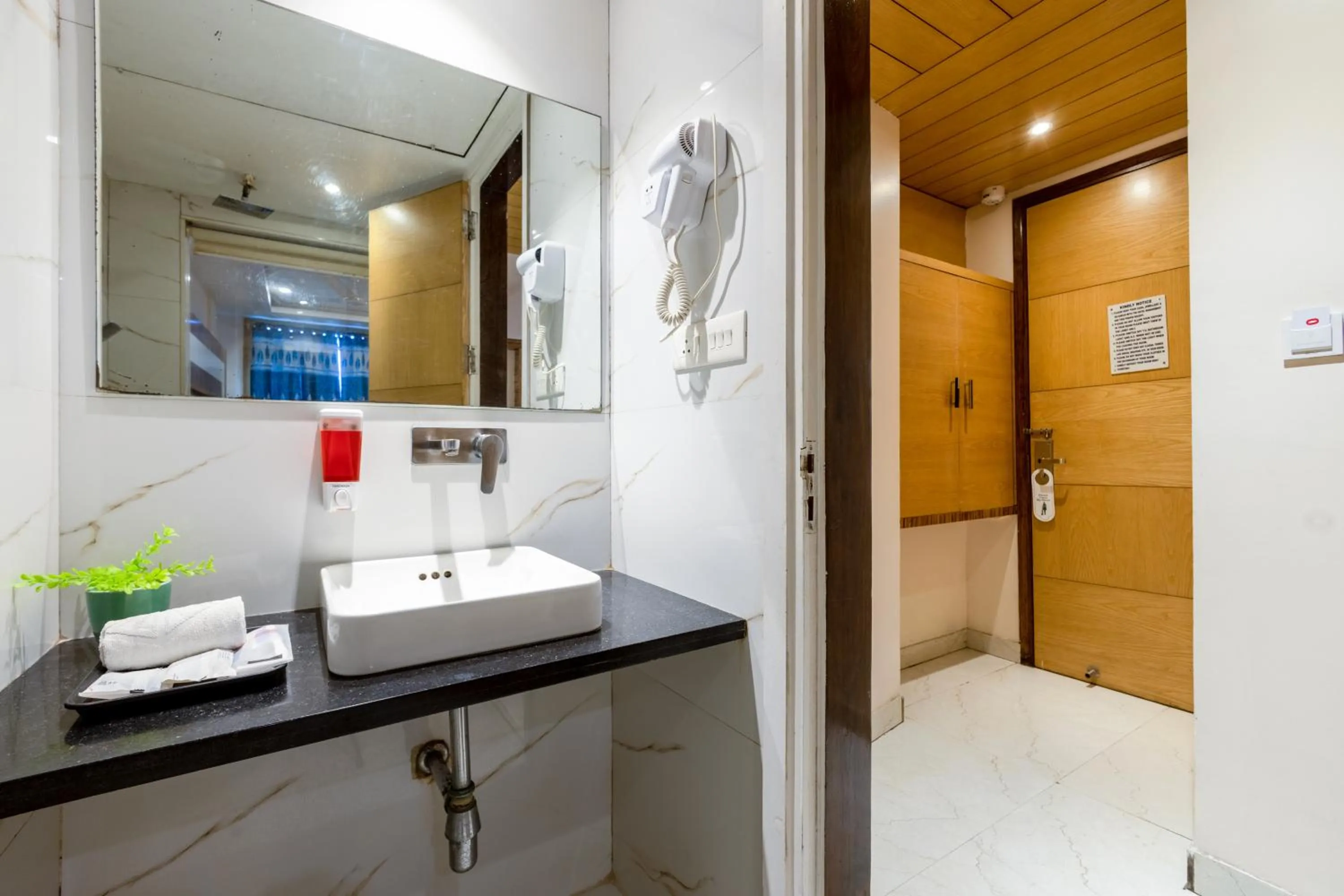 Aman Continental With Restaurant - 5Mins from Connaught Place ,Railway Station & Metro