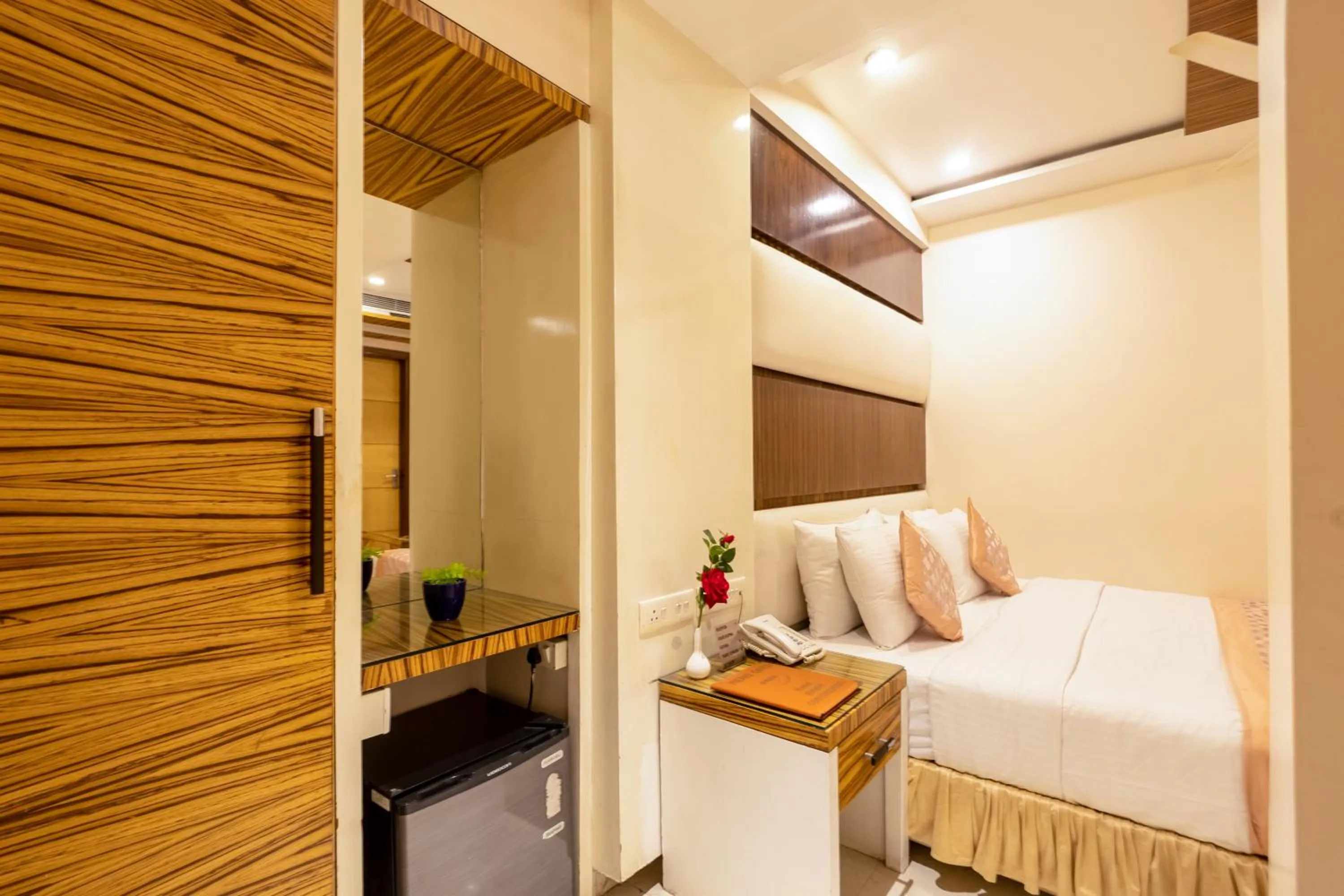 Bed in Aman Continental With Restaurant - 5Mins from Connaught Place ,Railway Station & Metro