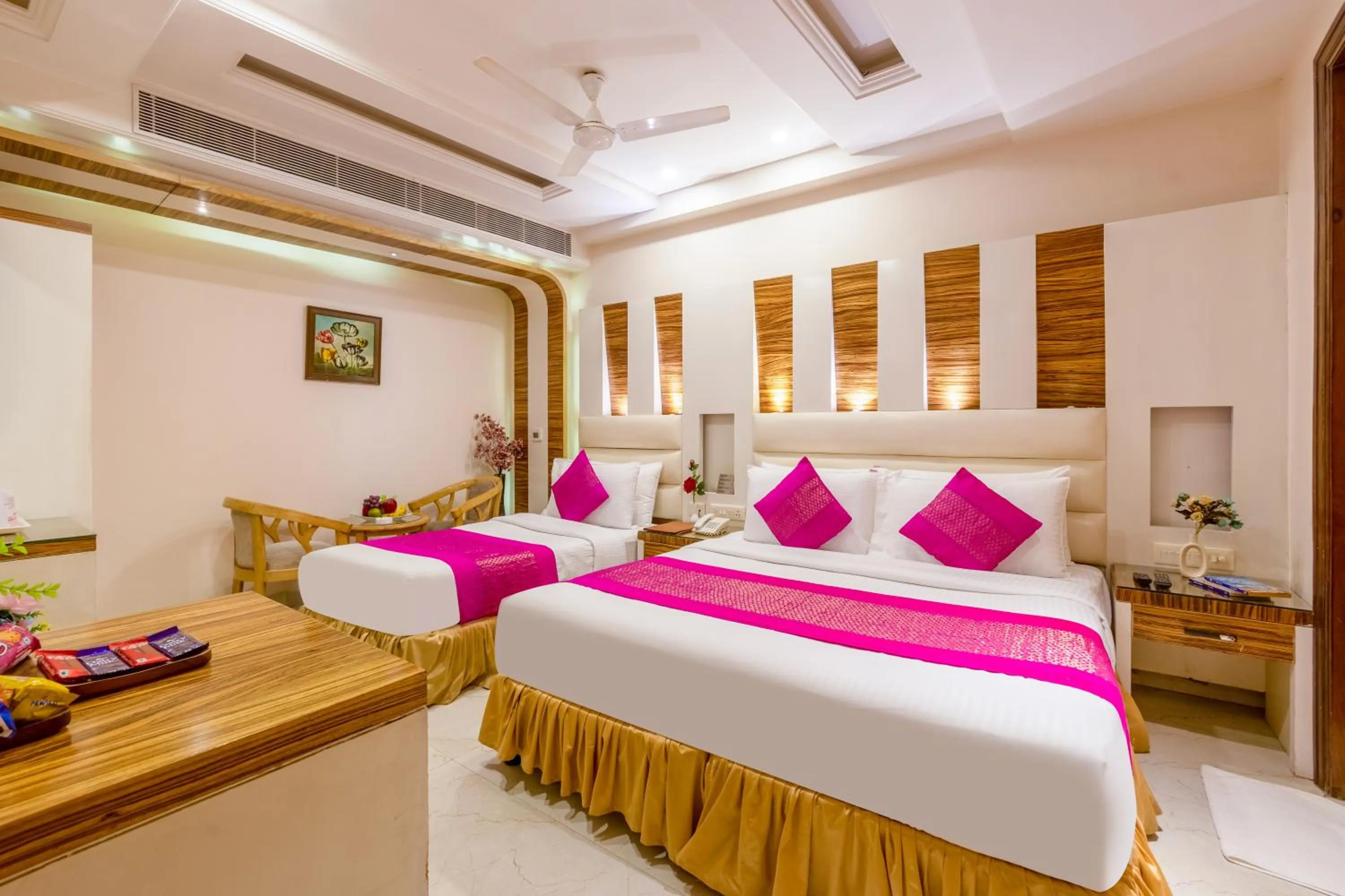 Bed in Aman Continental With Restaurant - 5Mins from Connaught Place ,Railway Station & Metro