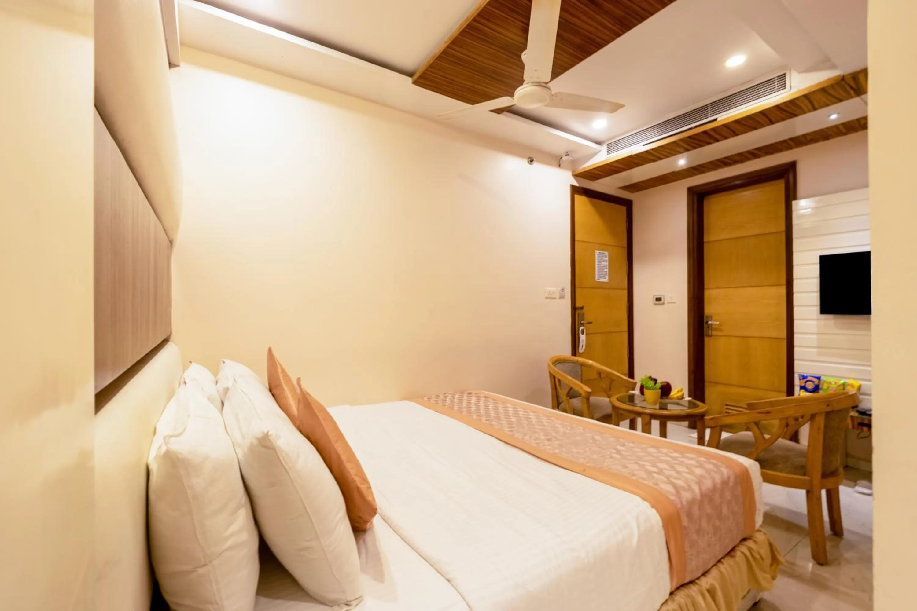 Bedroom, Bed in Aman Continental With Restaurant - 5Mins from Connaught Place ,Railway Station & Metro