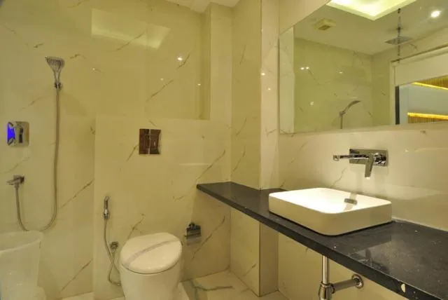 Deluxe Room Free Wi-Fi and 1 Complimentary Snack Basket in Aman Continental With Restaurant - 5Mins from Connaught Place ,Railway Station & Metro