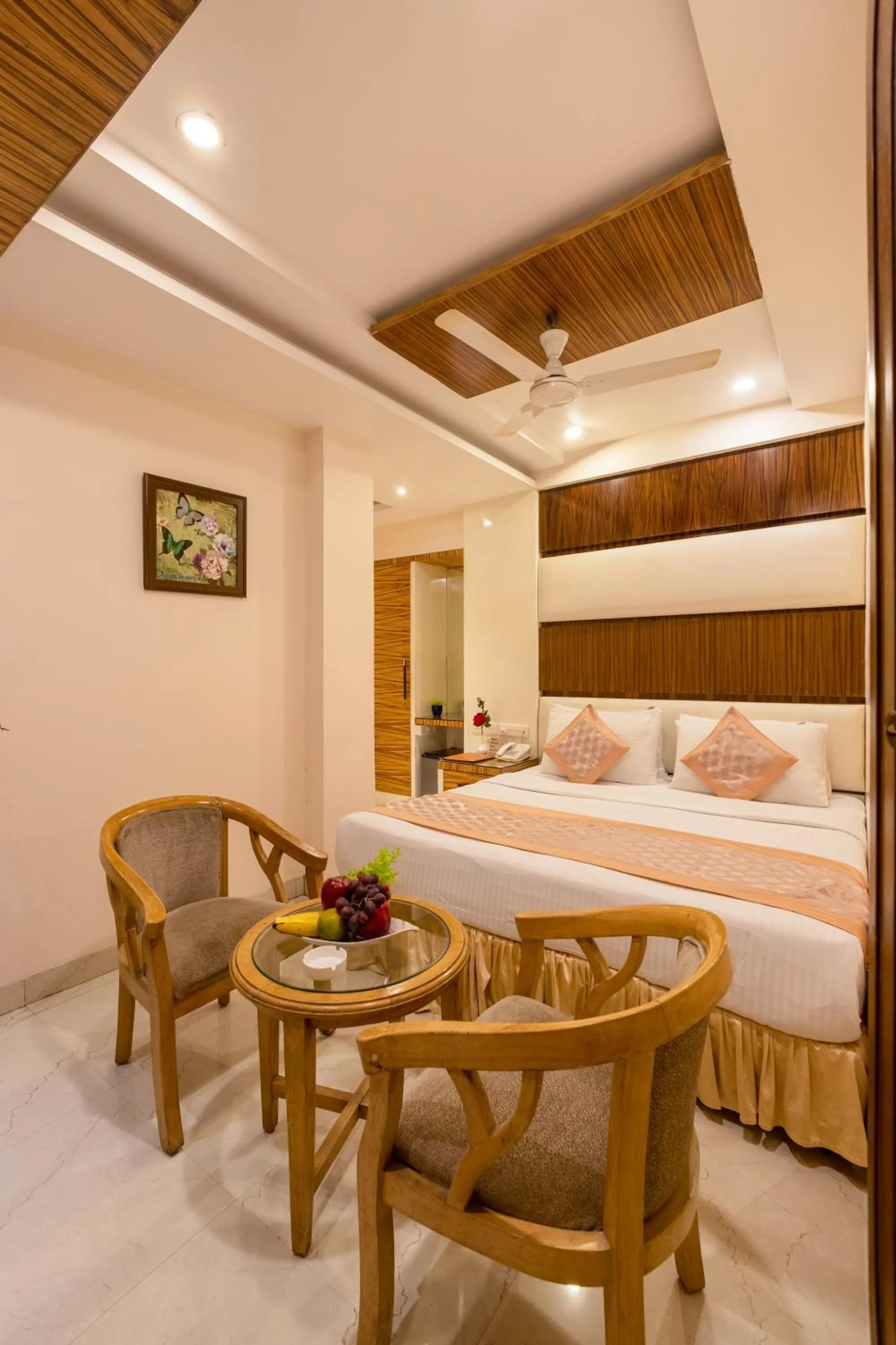 Bed in Aman Continental With Restaurant - 5Mins from Connaught Place ,Railway Station & Metro