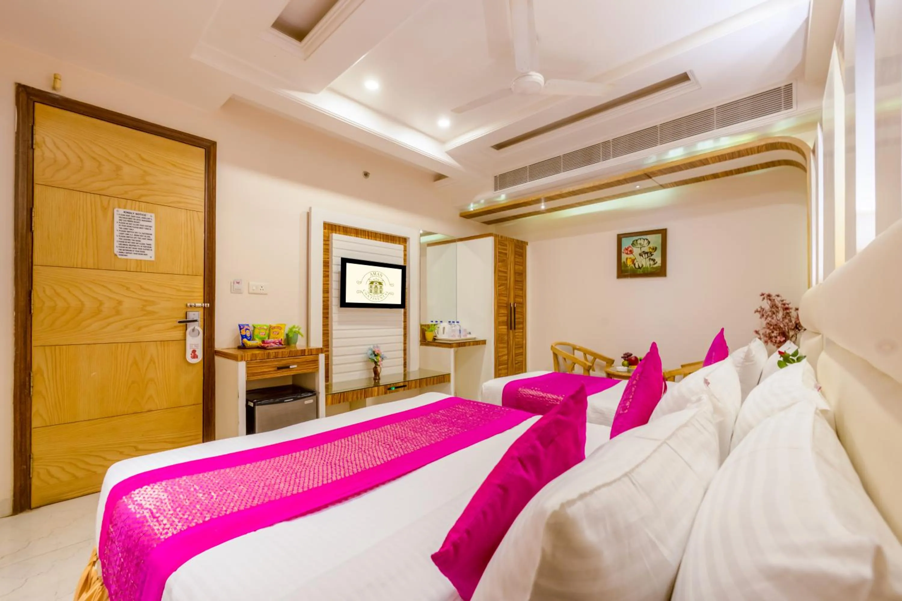 Bed in Aman Continental With Restaurant - 5Mins from Connaught Place ,Railway Station & Metro