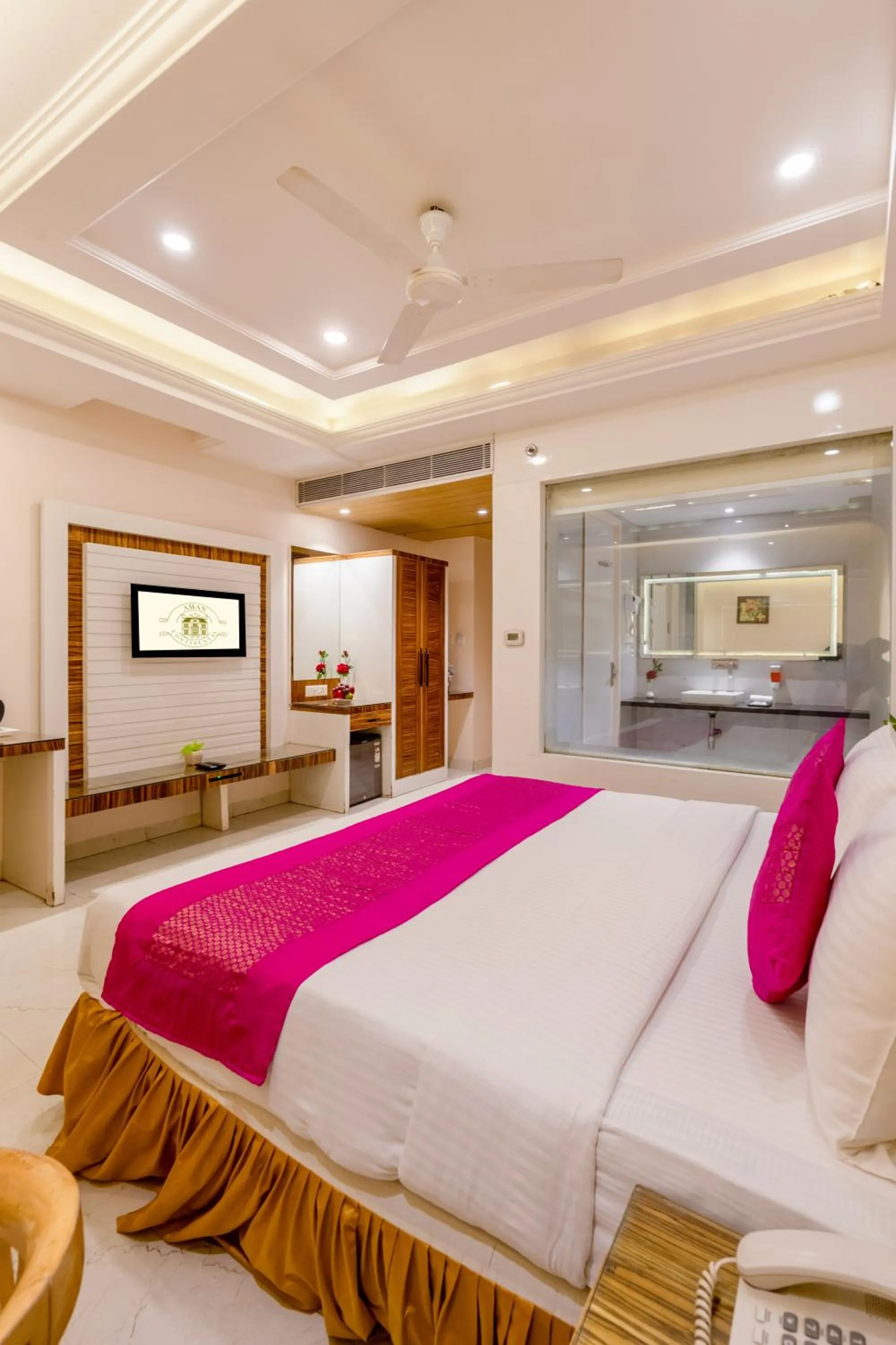 Bedroom, Bed in Aman Continental With Restaurant - 5Mins from Connaught Place ,Railway Station & Metro