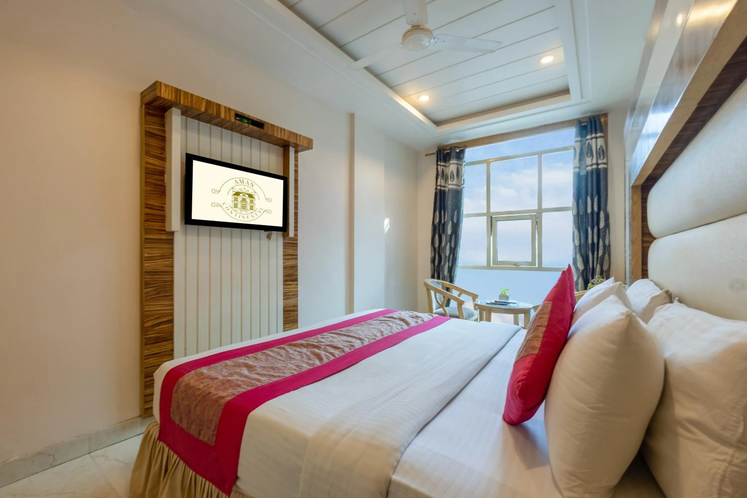 Bed in Aman Continental With Restaurant - 5Mins from Connaught Place ,Railway Station & Metro