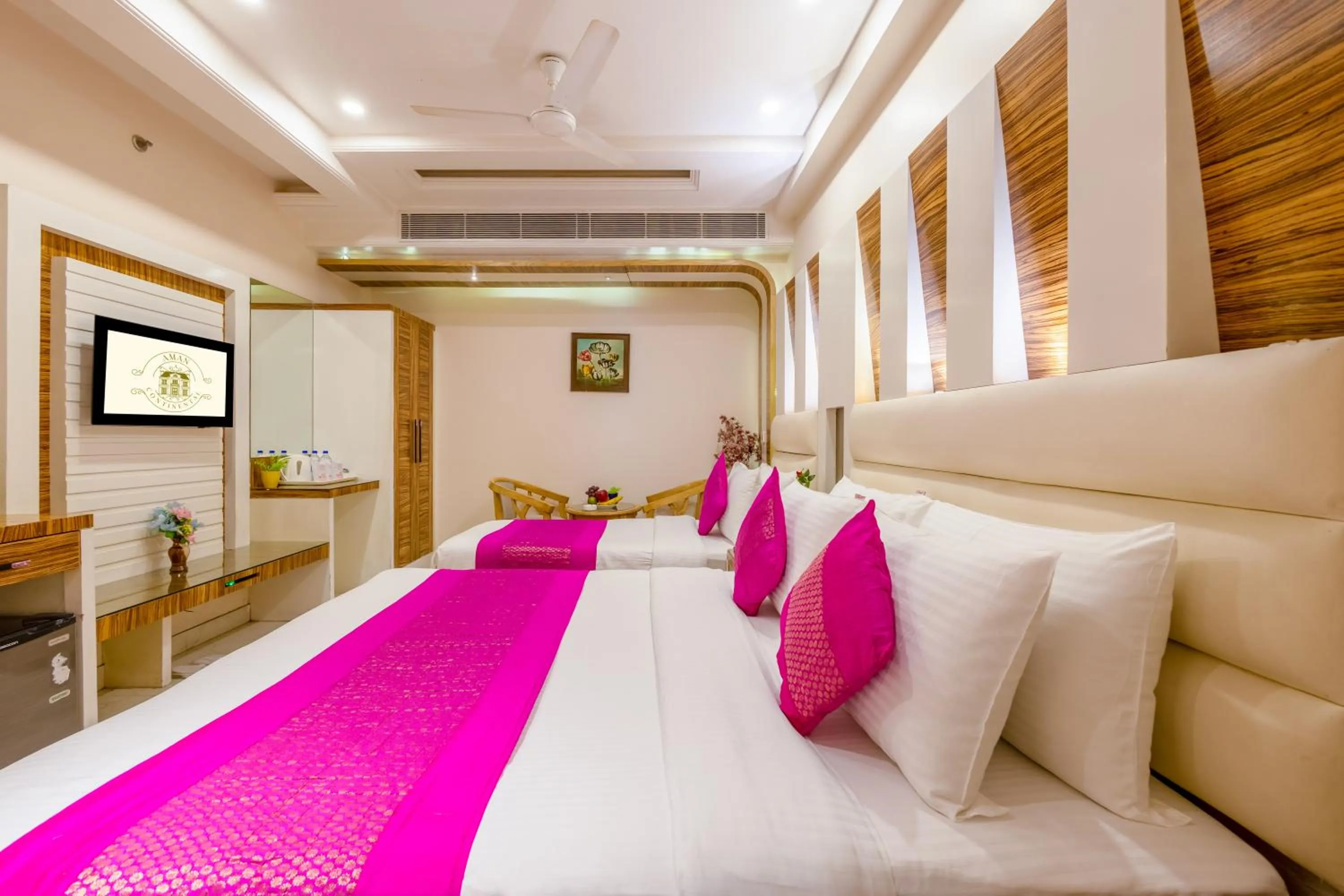 Bed in Aman Continental With Restaurant - 5Mins from Connaught Place ,Railway Station & Metro