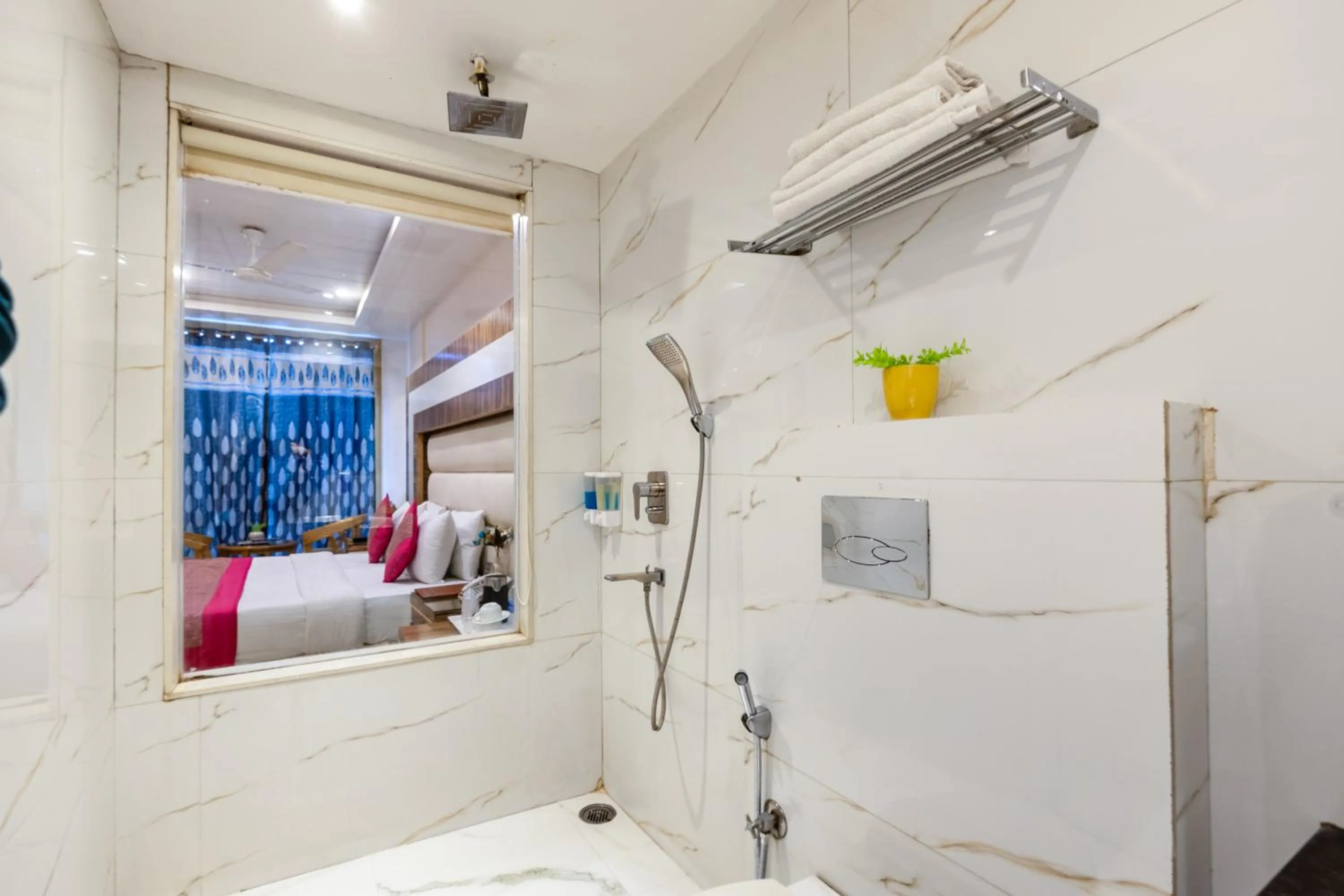 Aman Continental With Restaurant - 5Mins from Connaught Place ,Railway Station & Metro