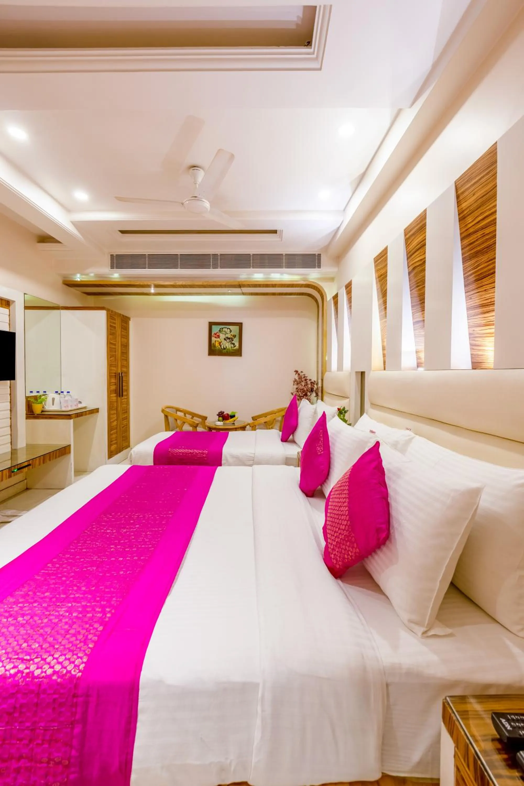 Bed in Aman Continental With Restaurant - 5Mins from Connaught Place ,Railway Station & Metro
