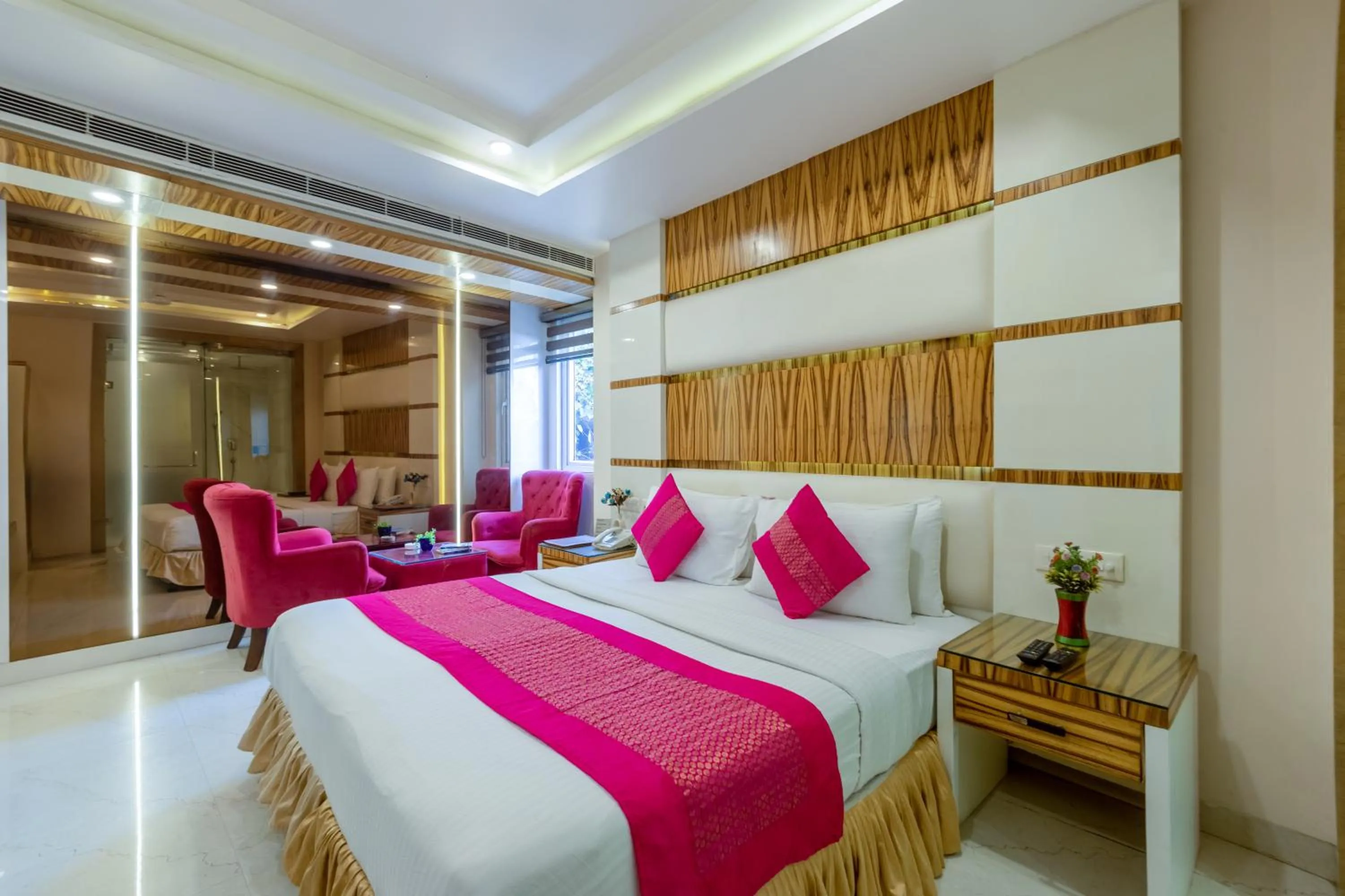 Bed in Aman Continental With Restaurant - 5Mins from Connaught Place ,Railway Station & Metro