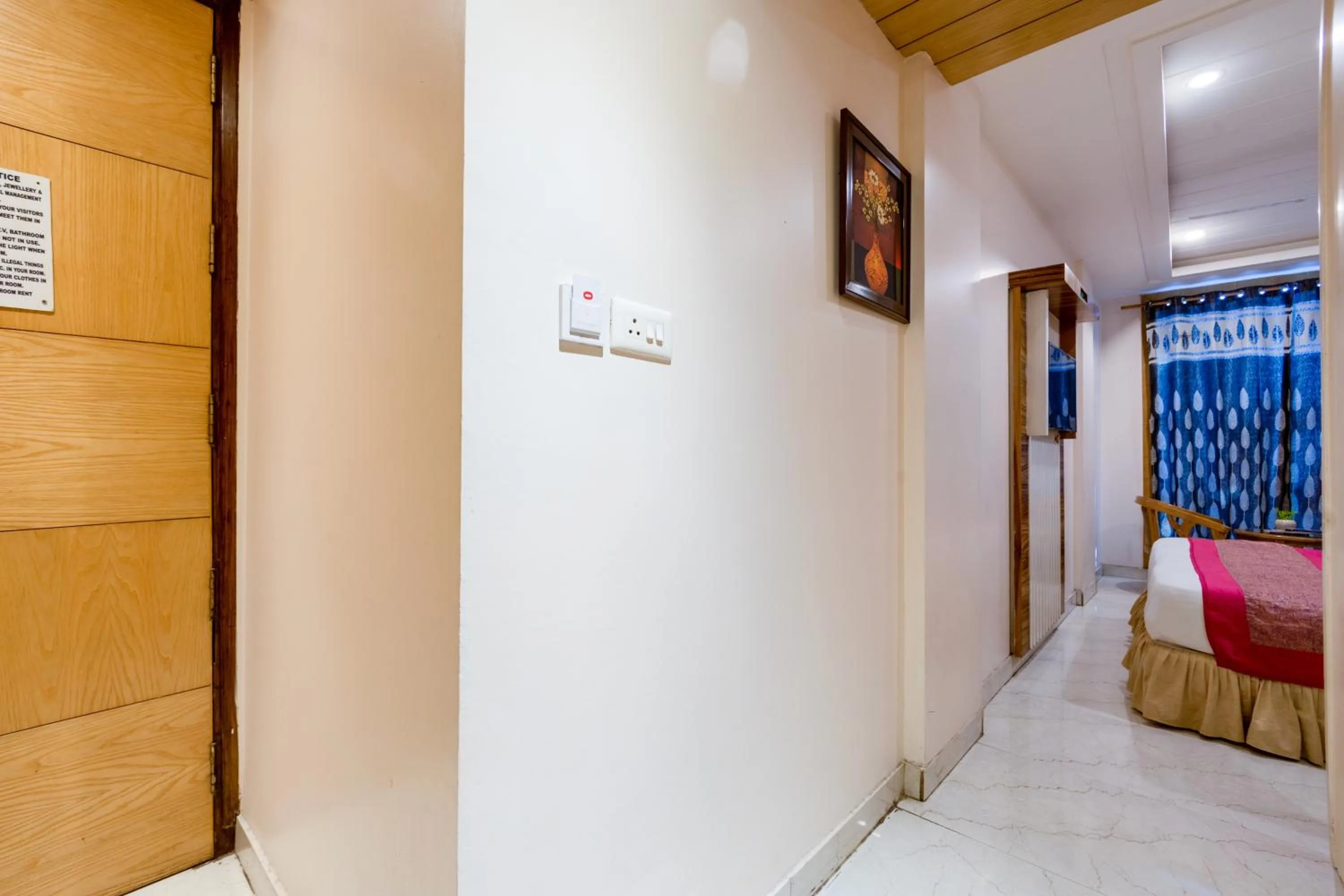 Bed in Aman Continental With Restaurant - 5Mins from Connaught Place ,Railway Station & Metro