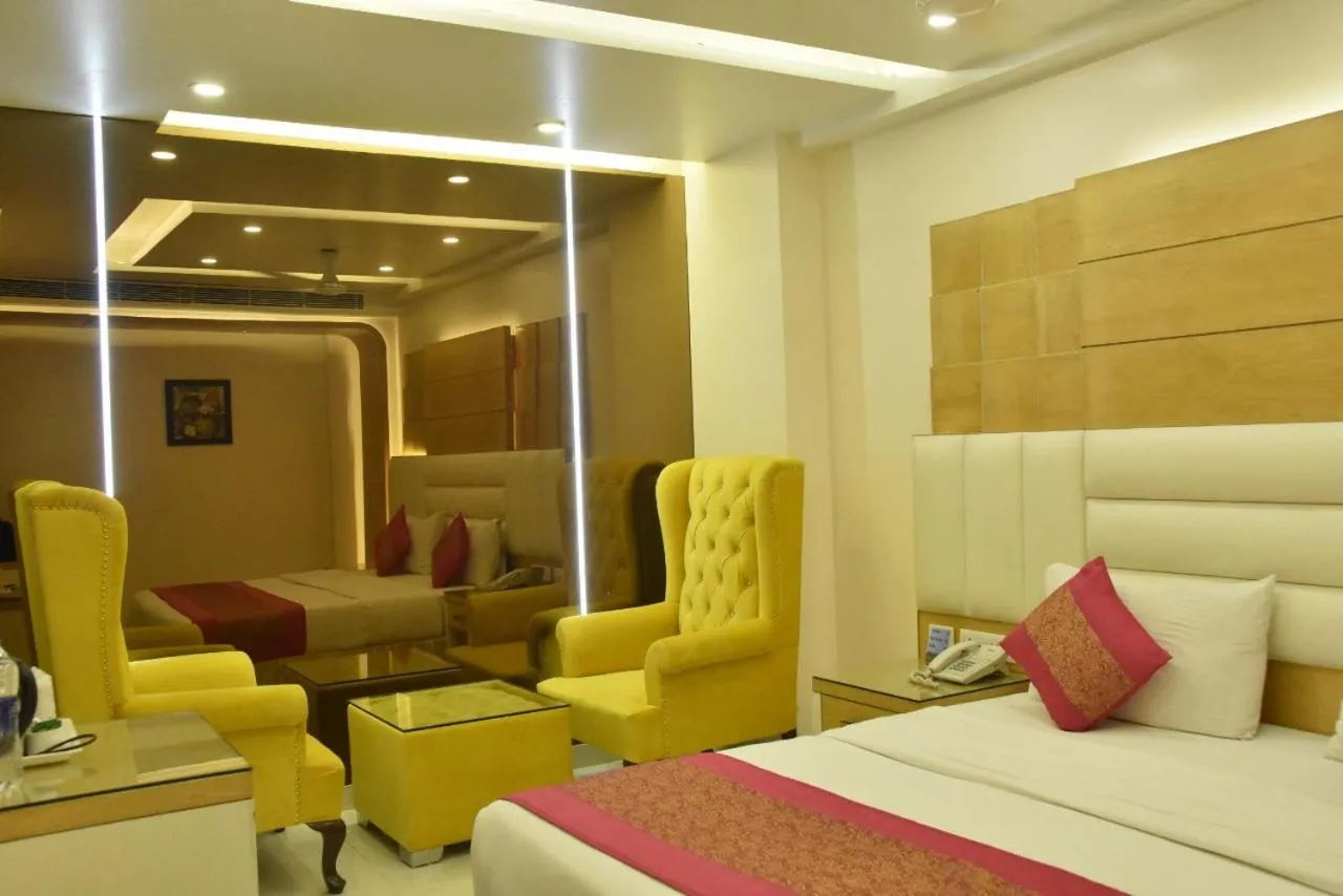 Living room in Aman Continental With Restaurant - 5Mins from Connaught Place ,Railway Station & Metro