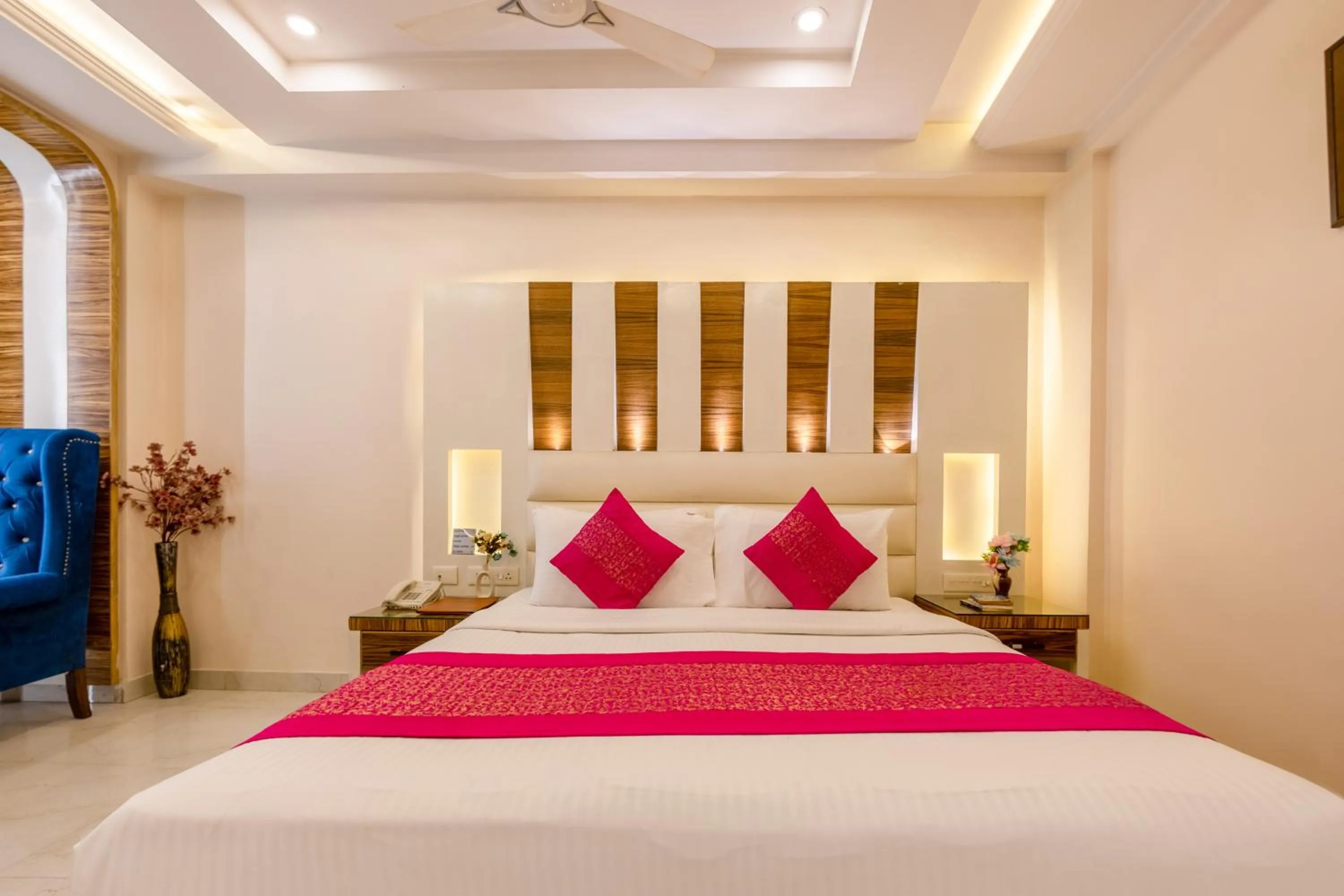 Bed in Aman Continental With Restaurant - 5Mins from Connaught Place ,Railway Station & Metro