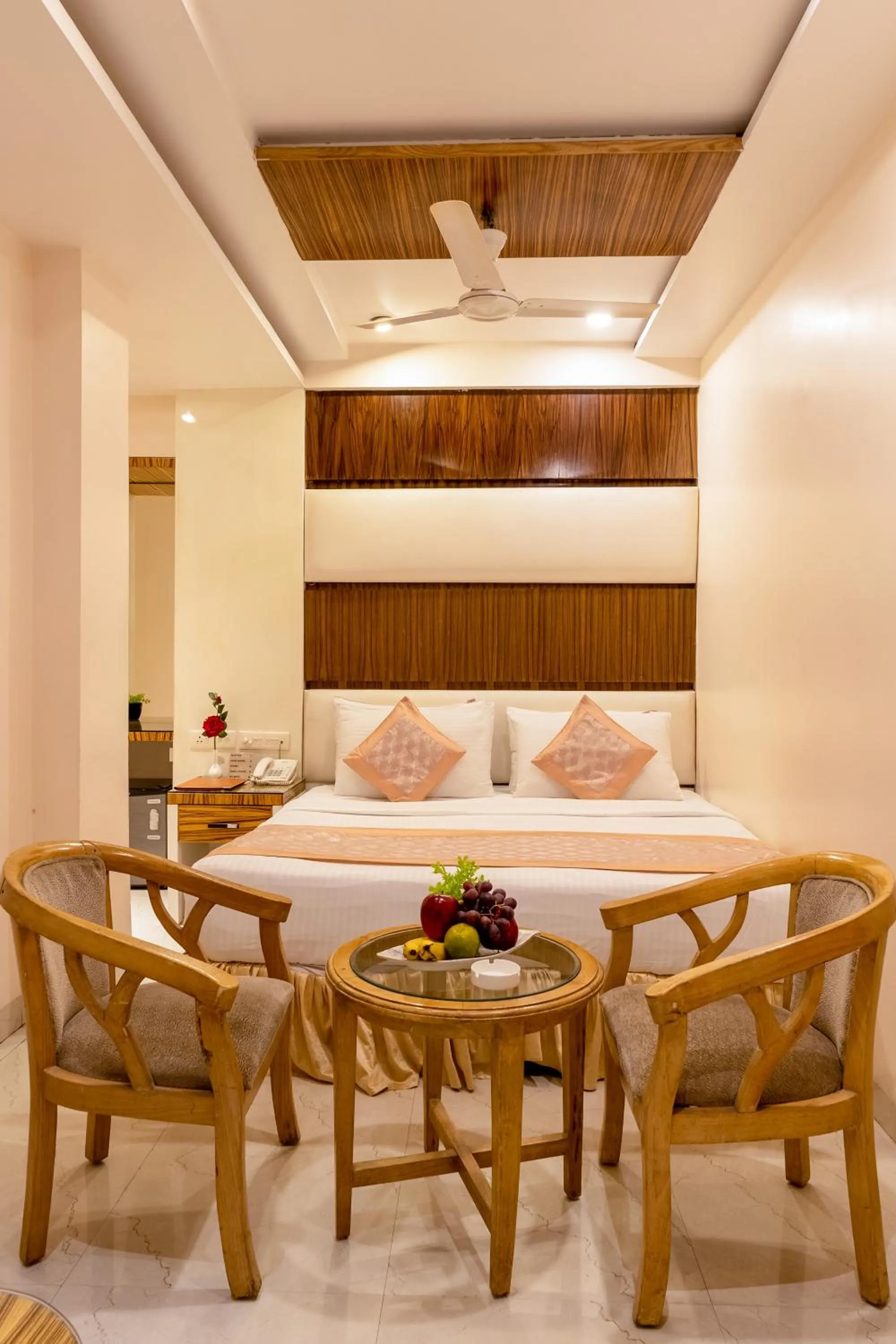 Bedroom in Aman Continental With Restaurant - 5Mins from Connaught Place ,Railway Station & Metro