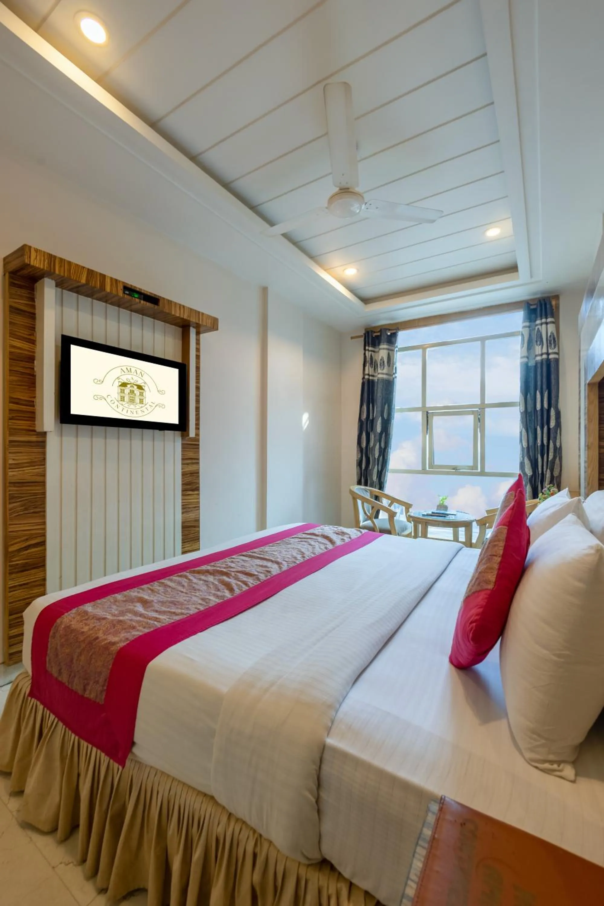 Bed in Aman Continental With Restaurant - 5Mins from Connaught Place ,Railway Station & Metro