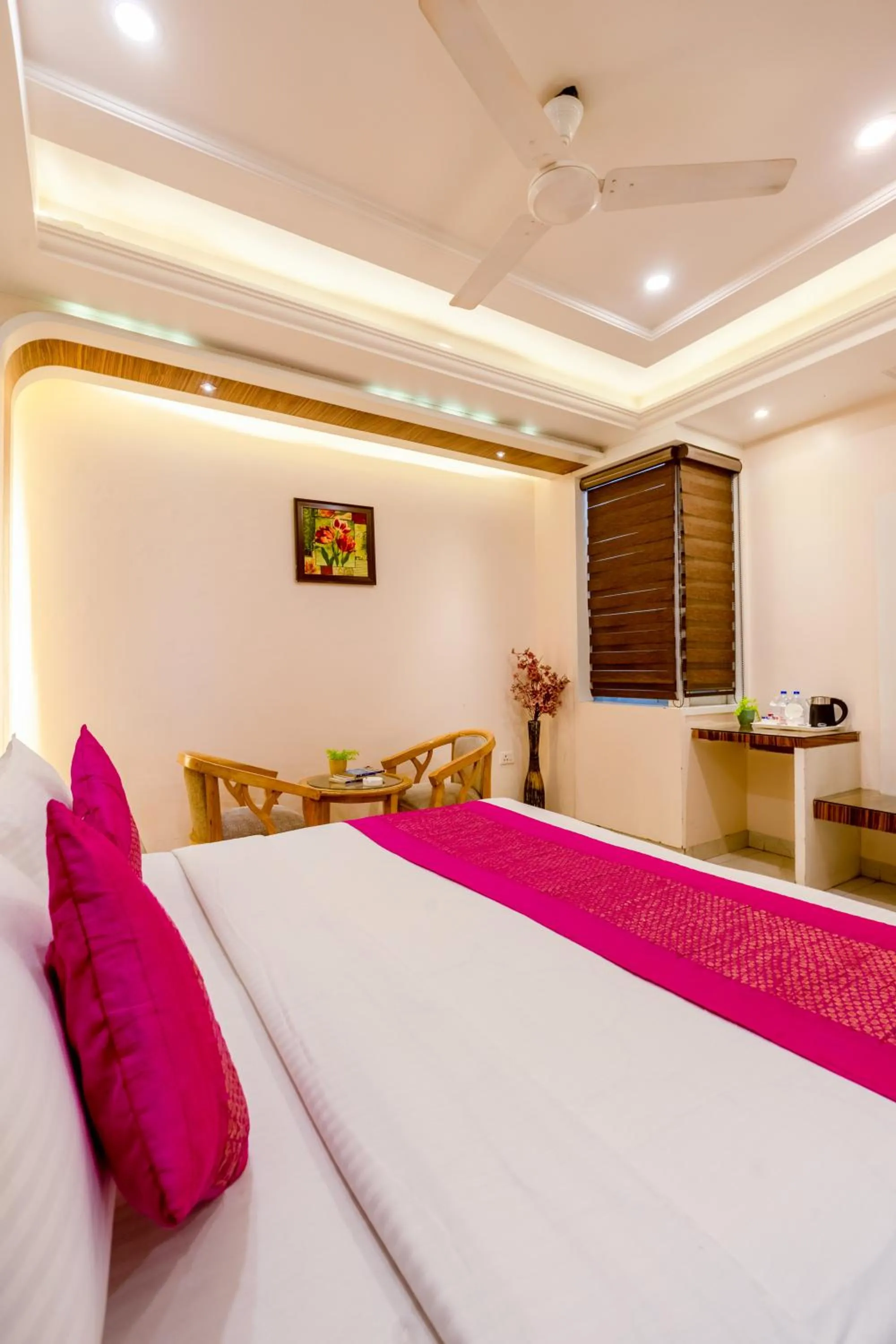 Bed in Aman Continental With Restaurant - 5Mins from Connaught Place ,Railway Station & Metro