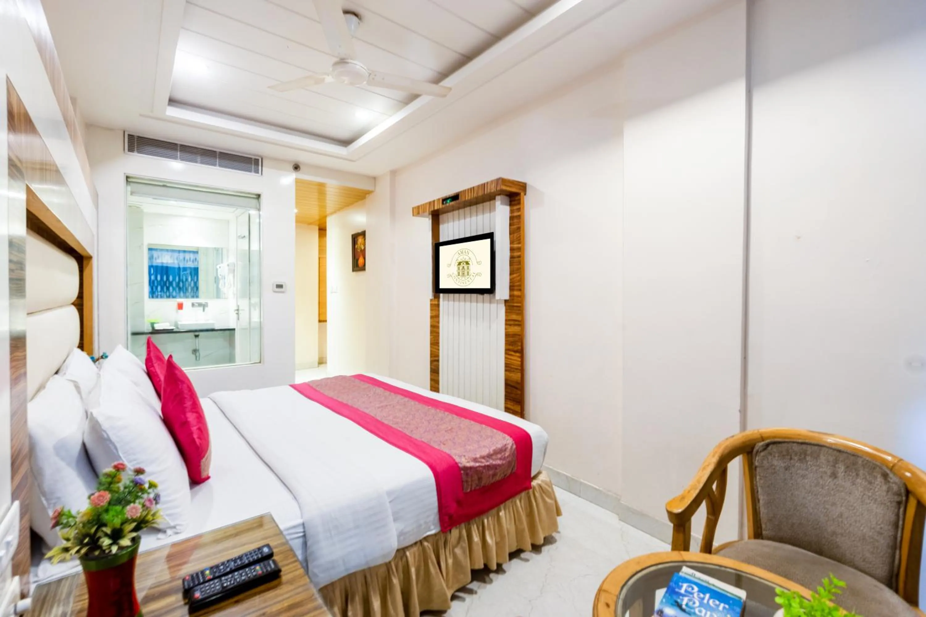Bed in Aman Continental With Restaurant - 5Mins from Connaught Place ,Railway Station & Metro