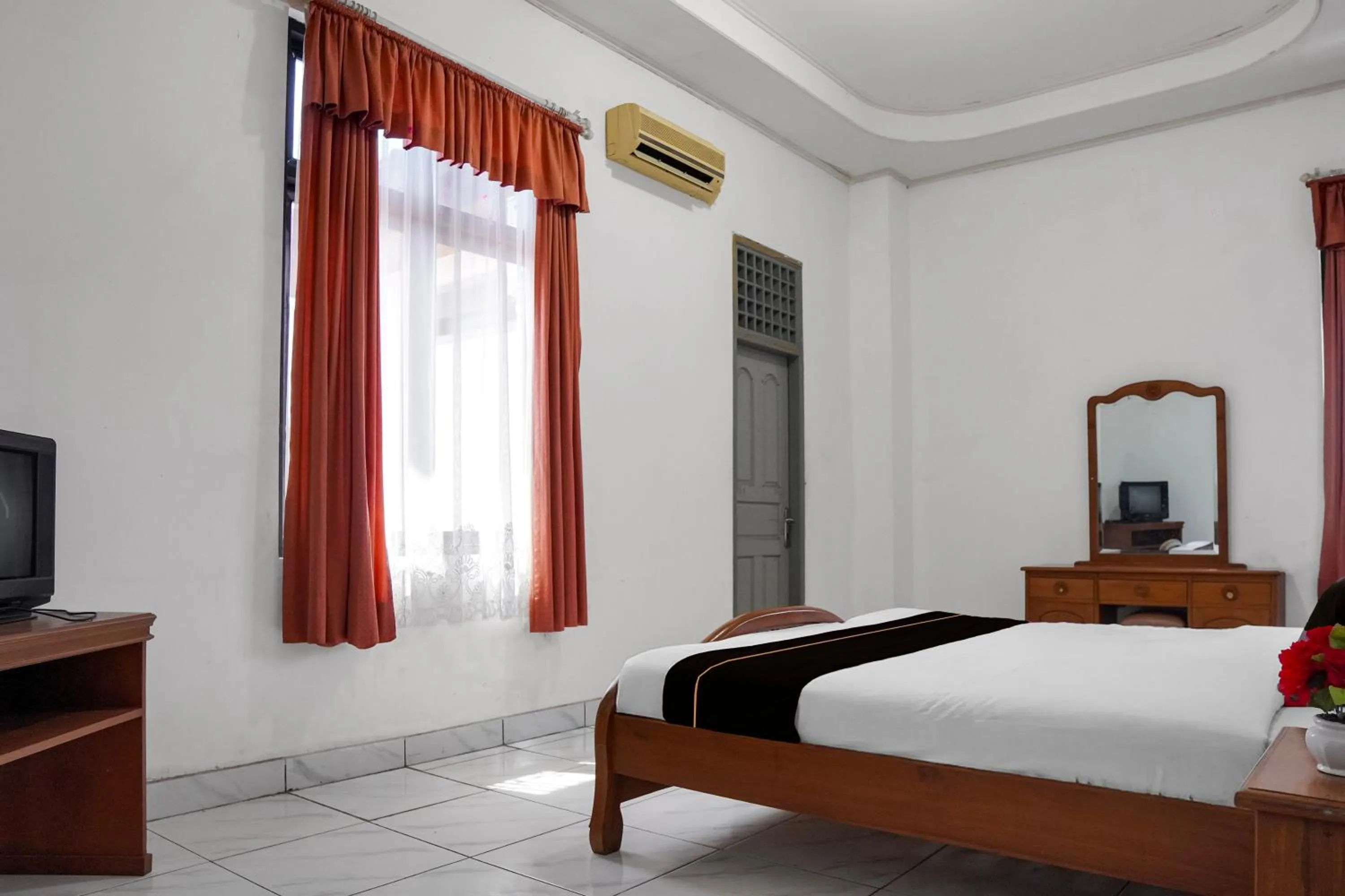 Bedroom, Bed in Collection O near Universitas Negeri Padang formerly Hotel Amra