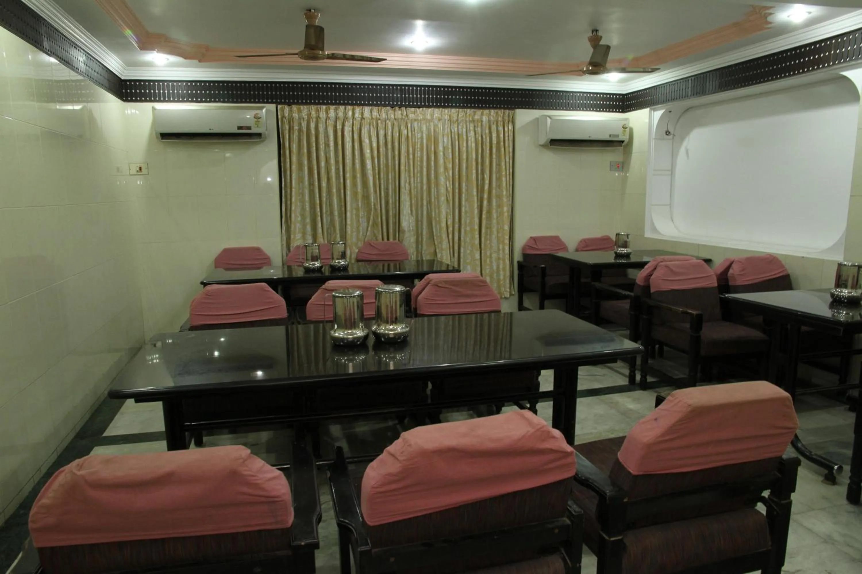 Restaurant/places to eat in Hotel Sangam