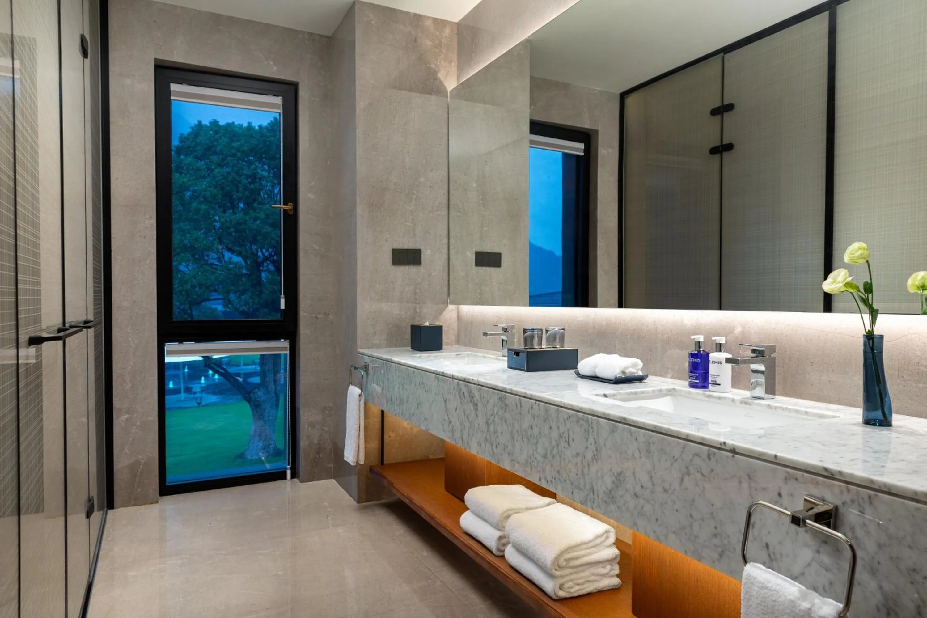 Photo of the whole room in voco Ningbo Dongqian Lake by IHG