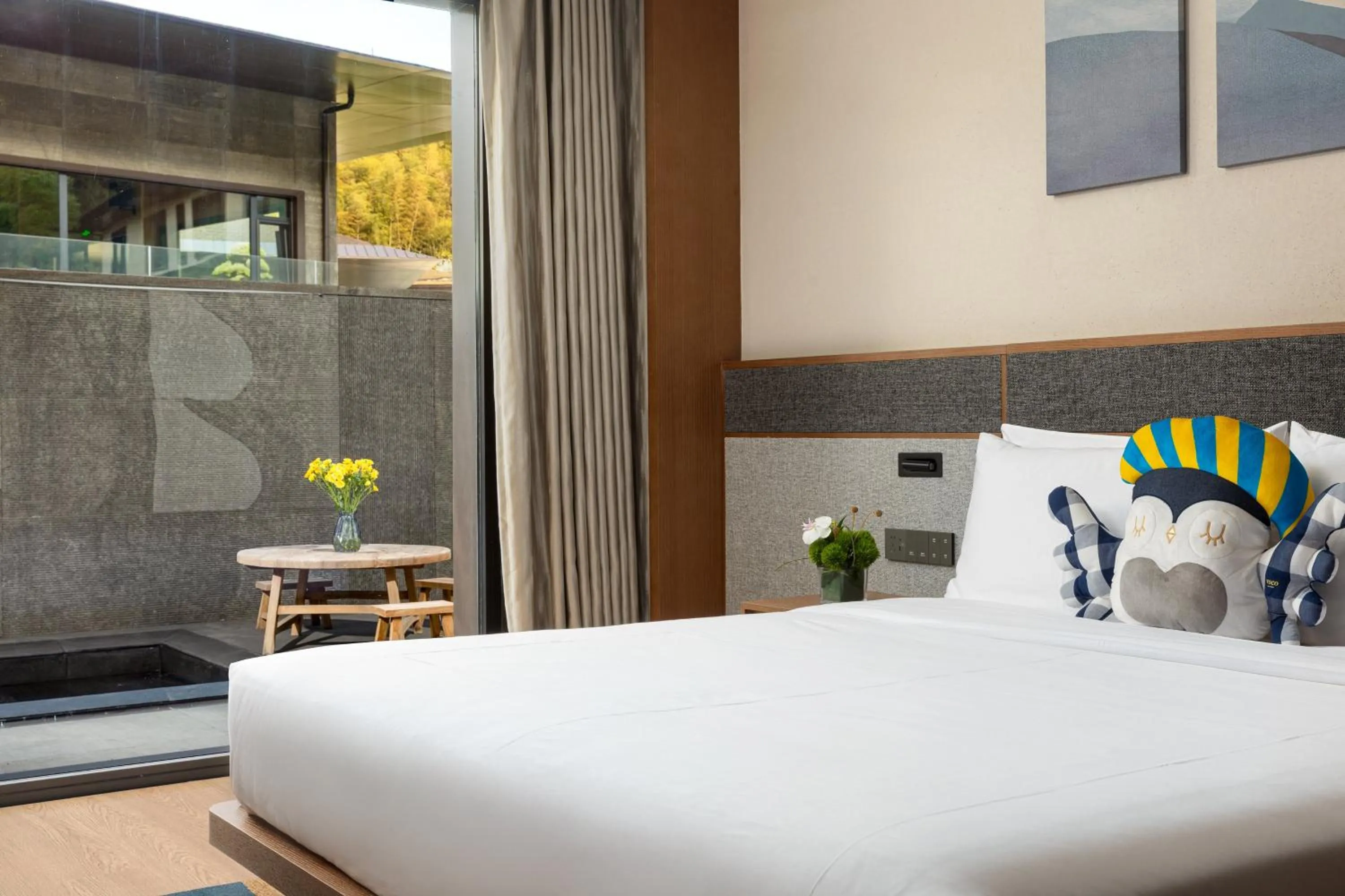 Photo of the whole room, Bed in voco Ningbo Dongqian Lake by IHG