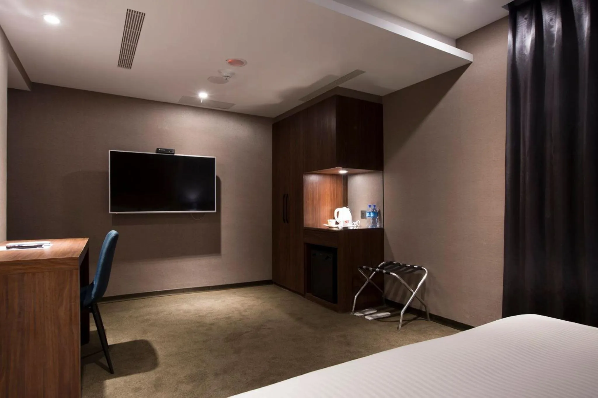 Bedroom, Bed in Noble Hotel