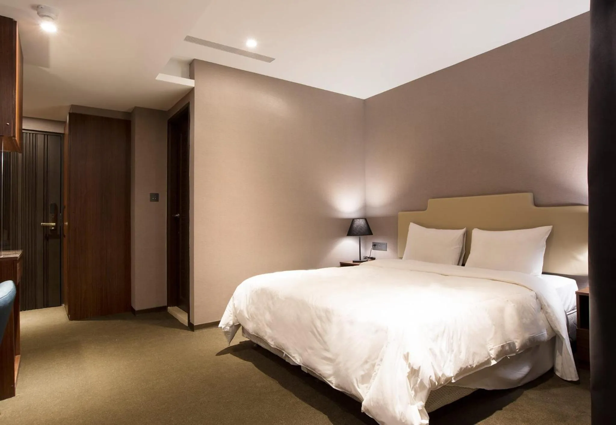 Bedroom, Bed in Noble Hotel