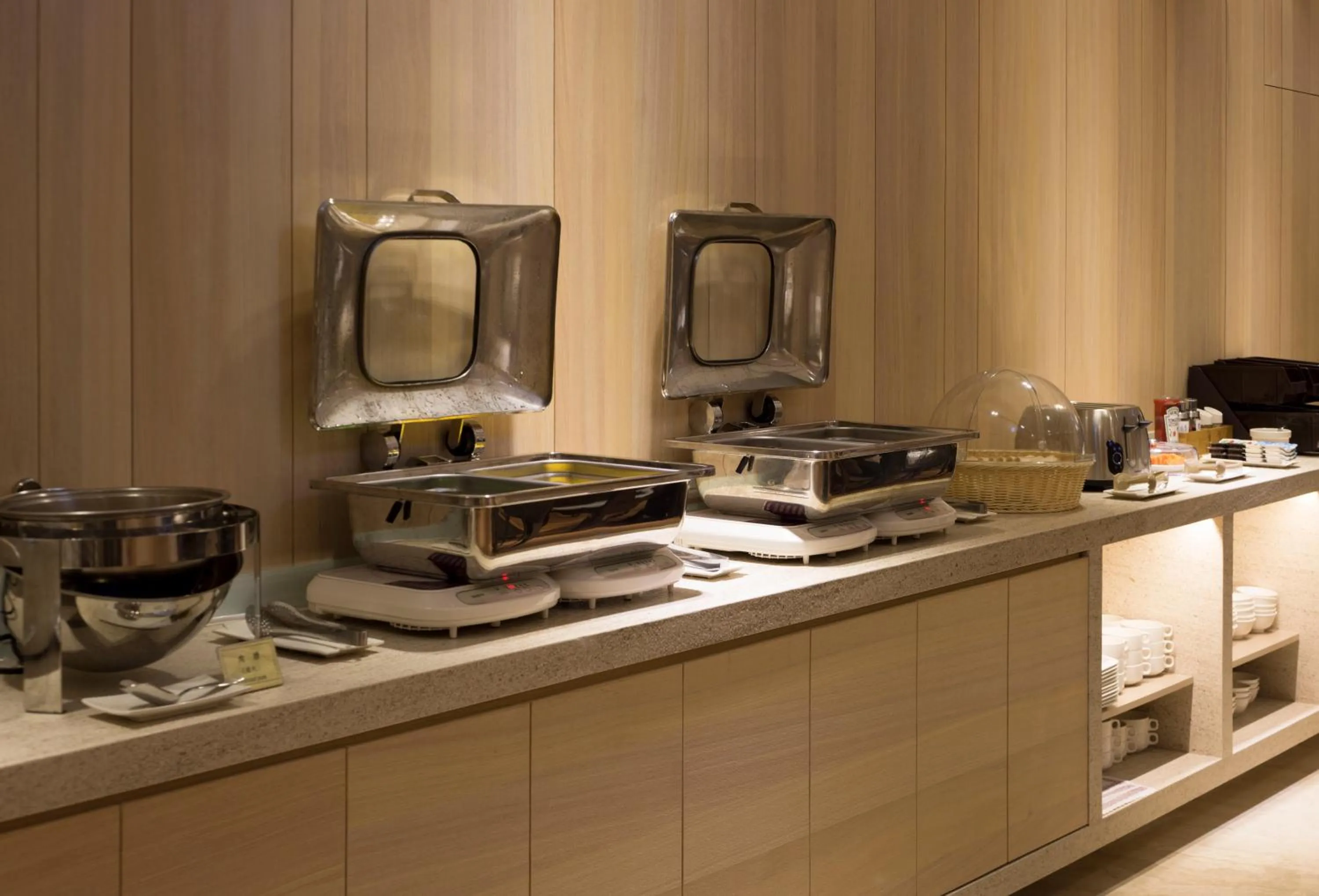 Restaurant/places to eat in Noble Hotel