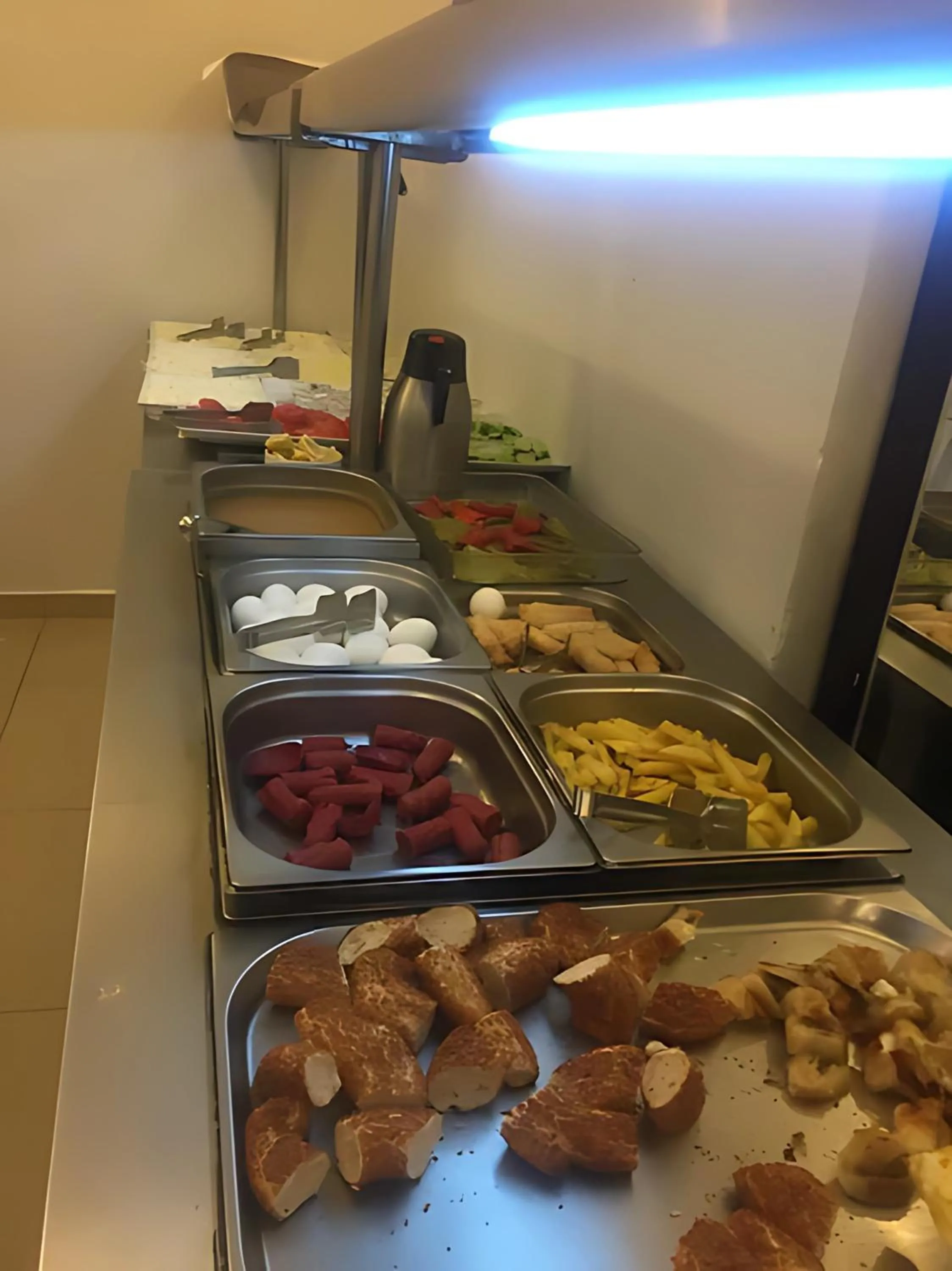 Restaurant/places to eat in Adil Konak Hotel