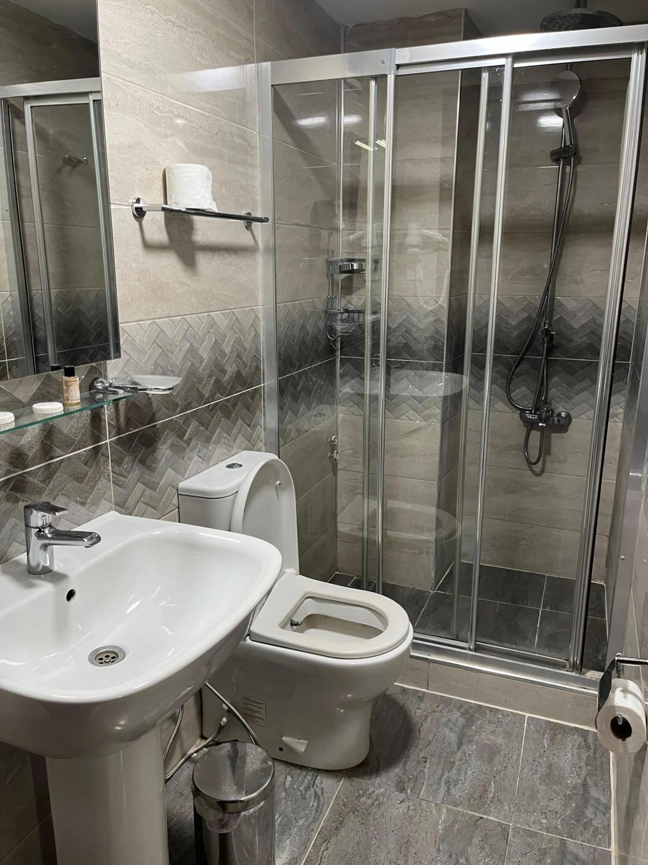 Shower in Adil Konak Hotel